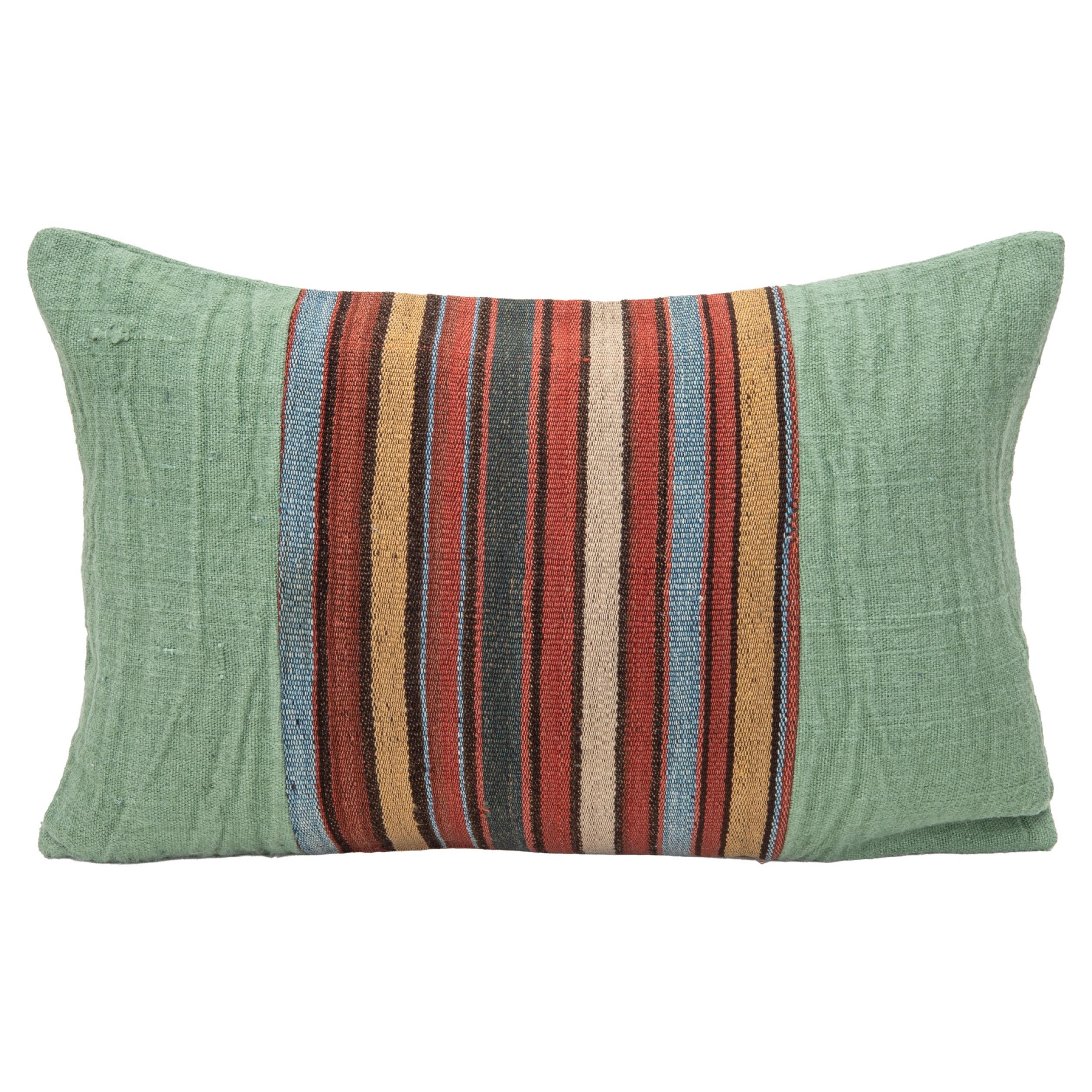 Taie d'oreiller composée d'un fragment de Kilim ancien et d'un tissu de chanvre contemporain en vente