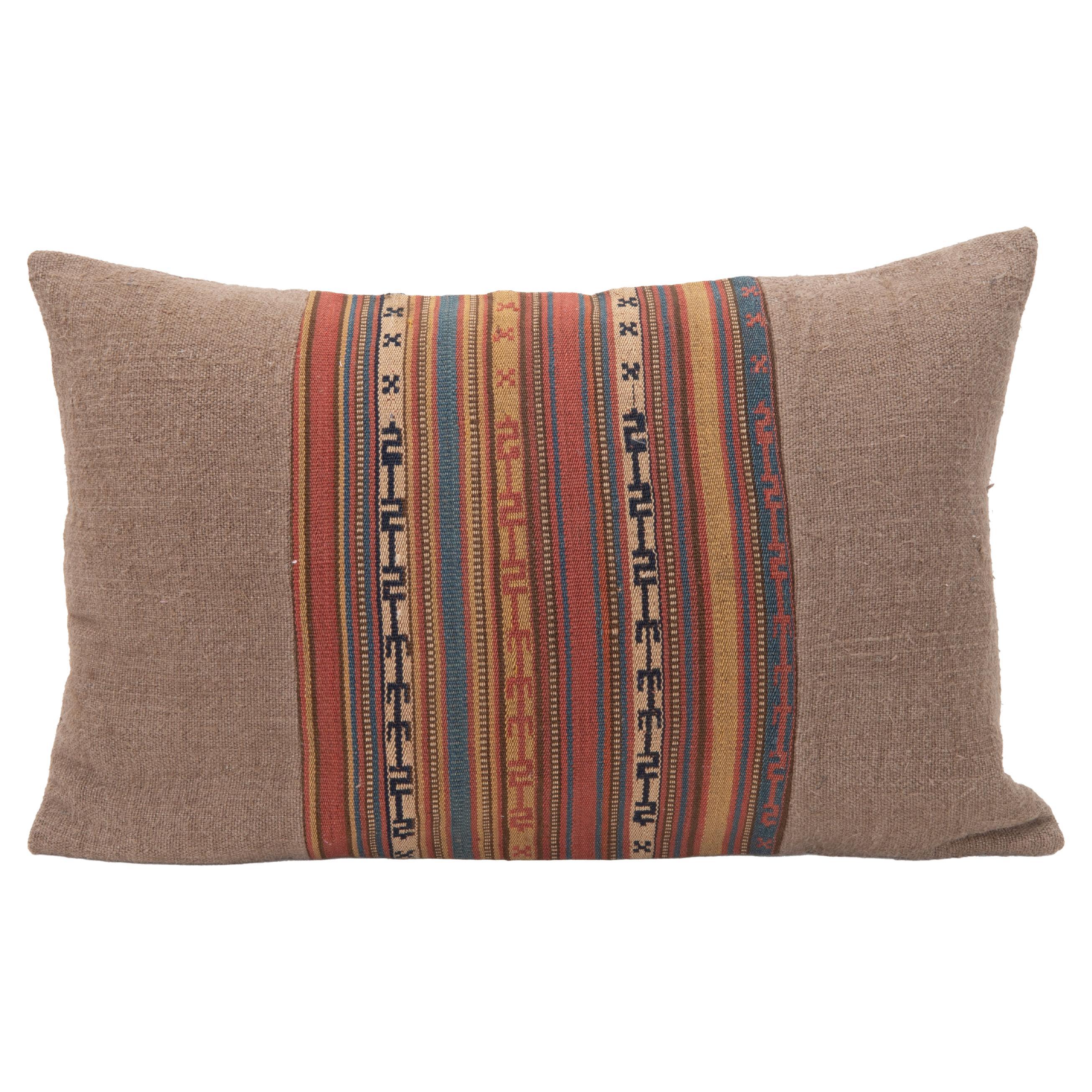 Taie d'oreiller composée d'un fragment de Kilim ancien et d'un tissu de chanvre contemporain