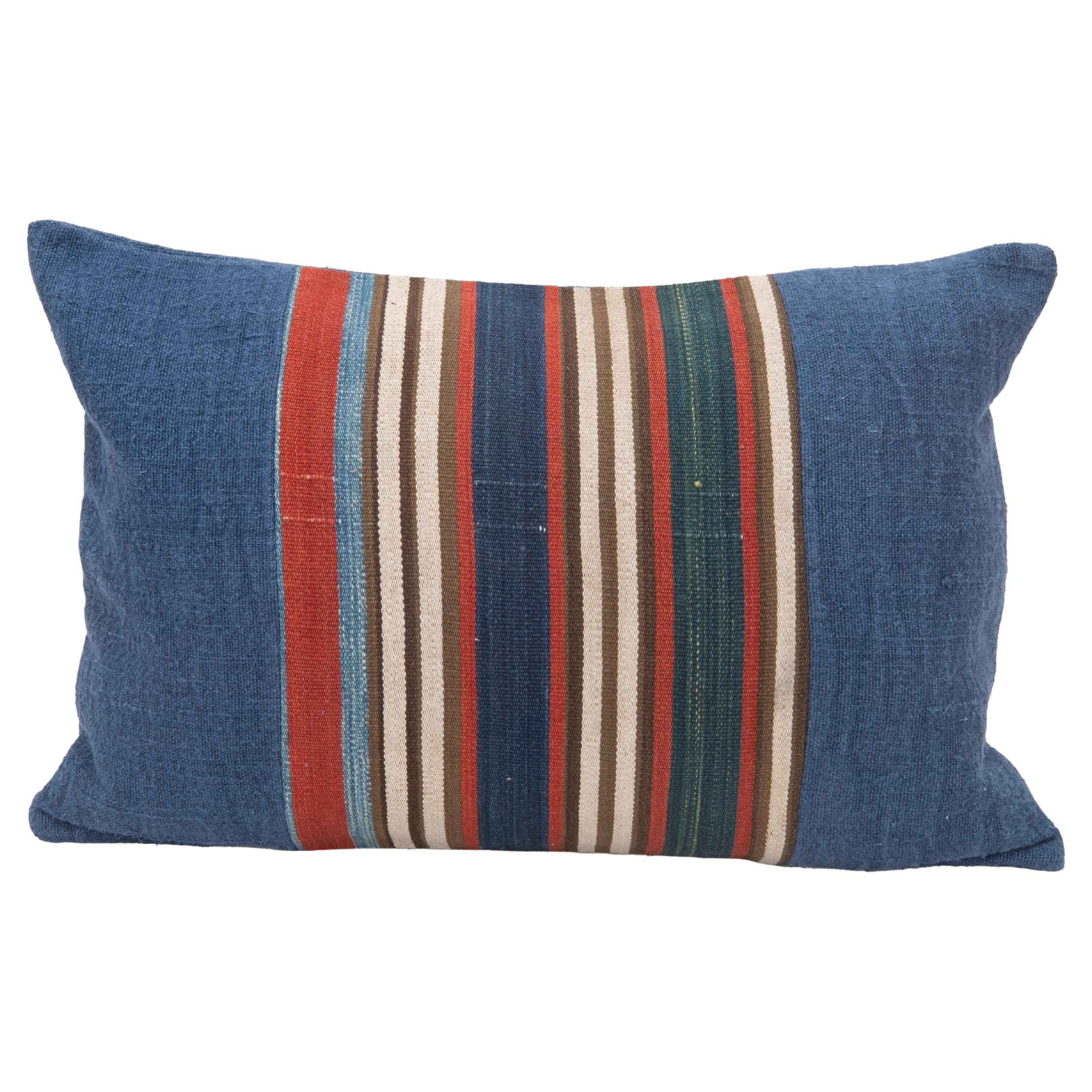 Federa realizzata con un frammento di Kilim antico e un tessuto contemporaneo in canapa