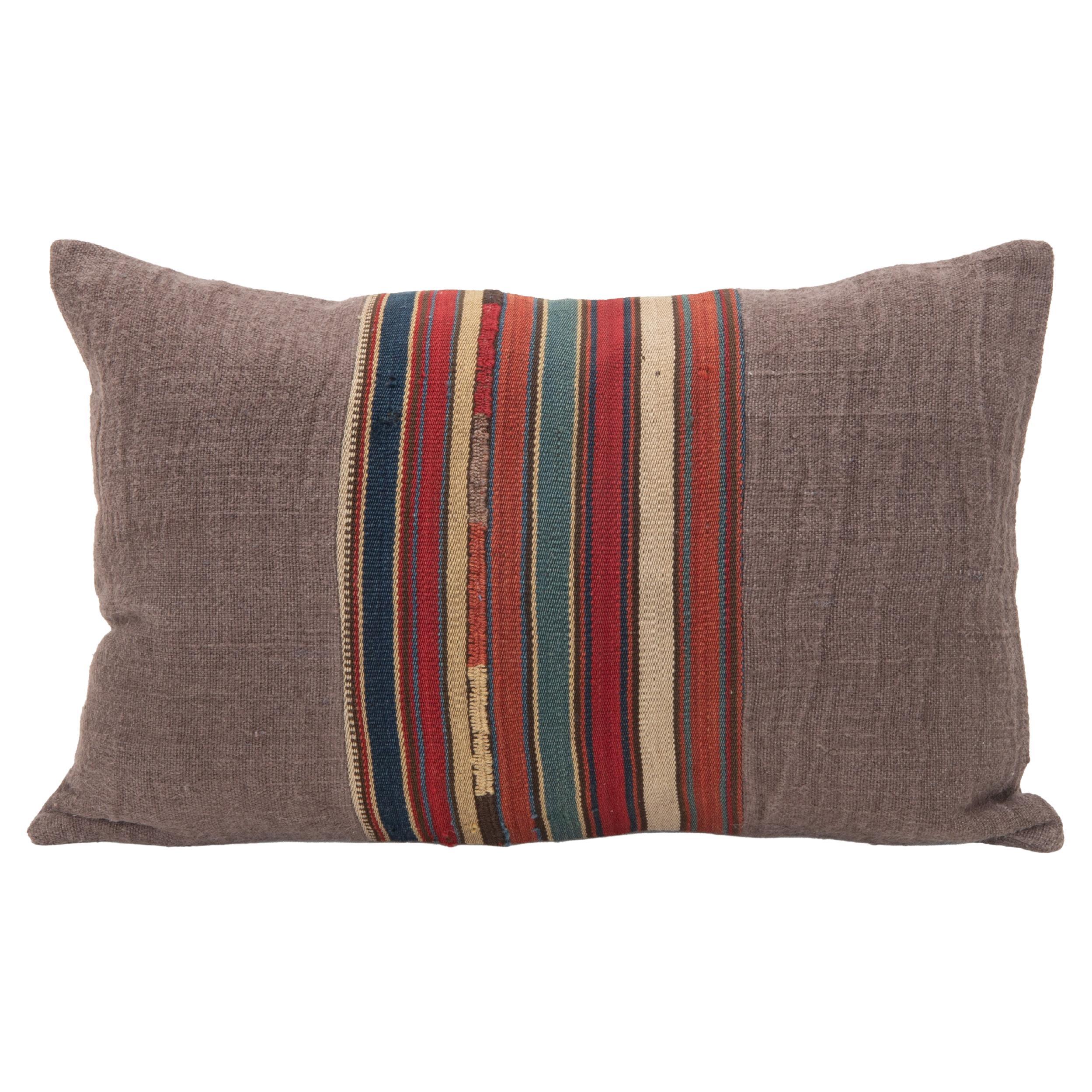 Taie d'oreiller composée d'un fragment de Kilim ancien et d'un tissu de chanvre contemporain