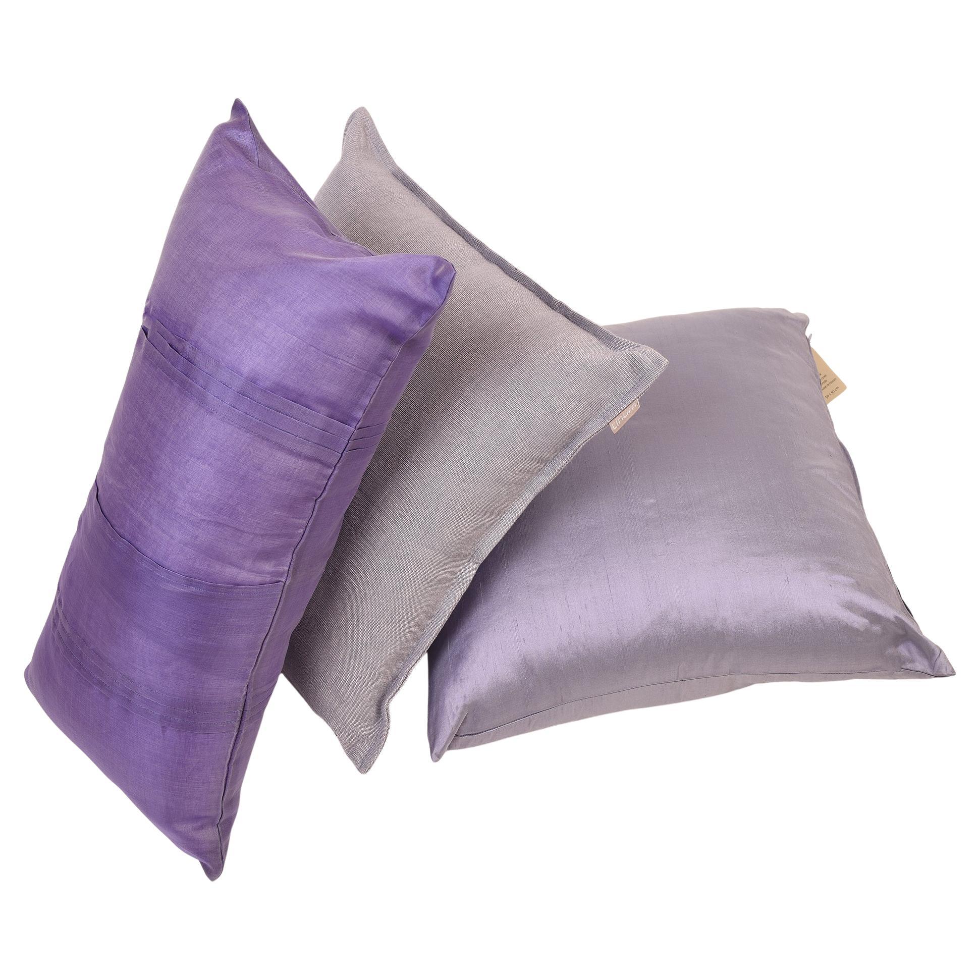 1) seta cm. 50 x 50 di LINUM: ci sono 4 cuscini.
2) lino cm. 50x50 di LINUM: ci sono n. 3 cuscini.
3) popeline in cotone cm. 30x60 di TAD (Italia): ci sono n. 5 cuscini.
Tre tonalità dello stesso colore, in tre dimensioni diverse ma con lo stesso