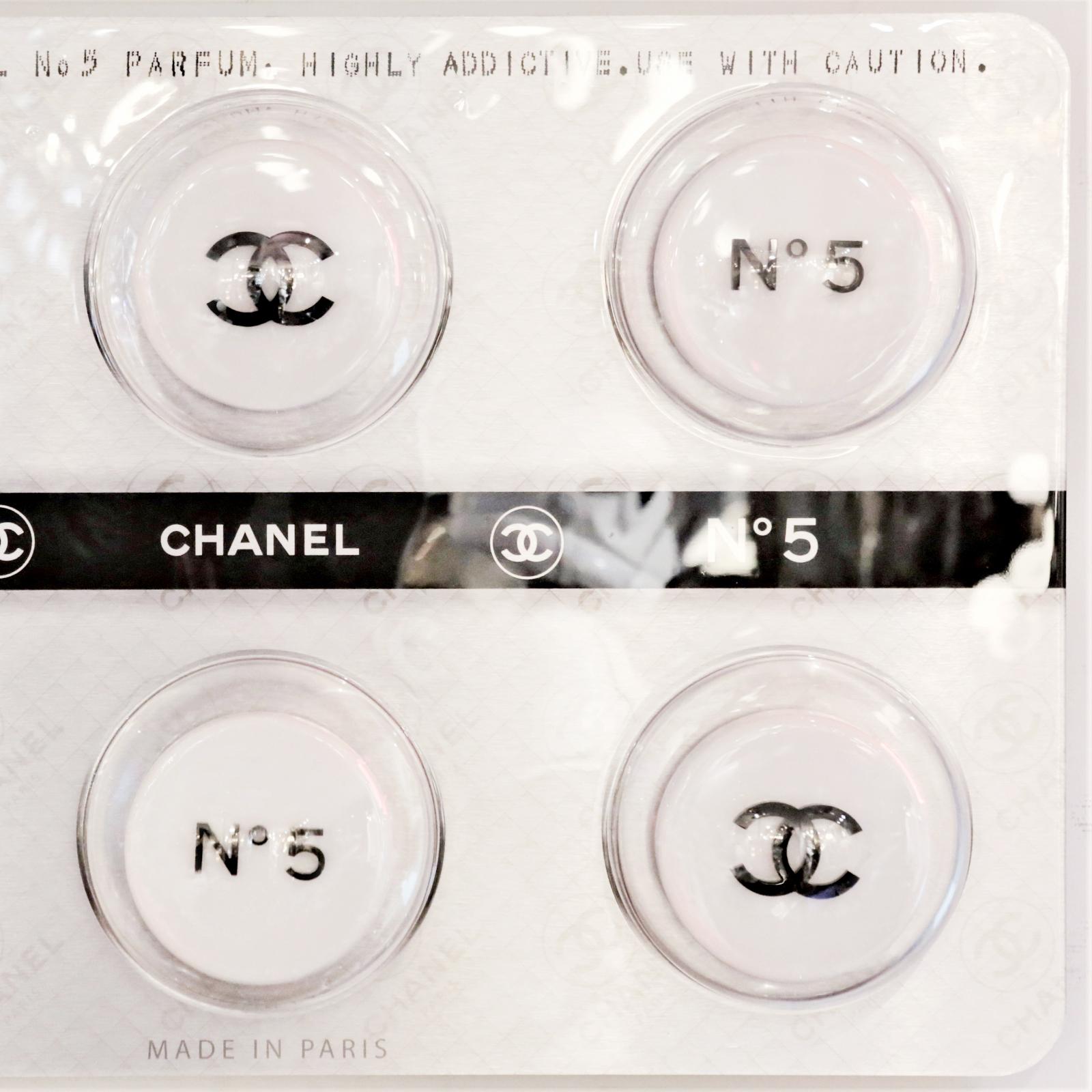 Panel Pills Chanel weiß:: limitierte Auflage. 
Wanddekoration.