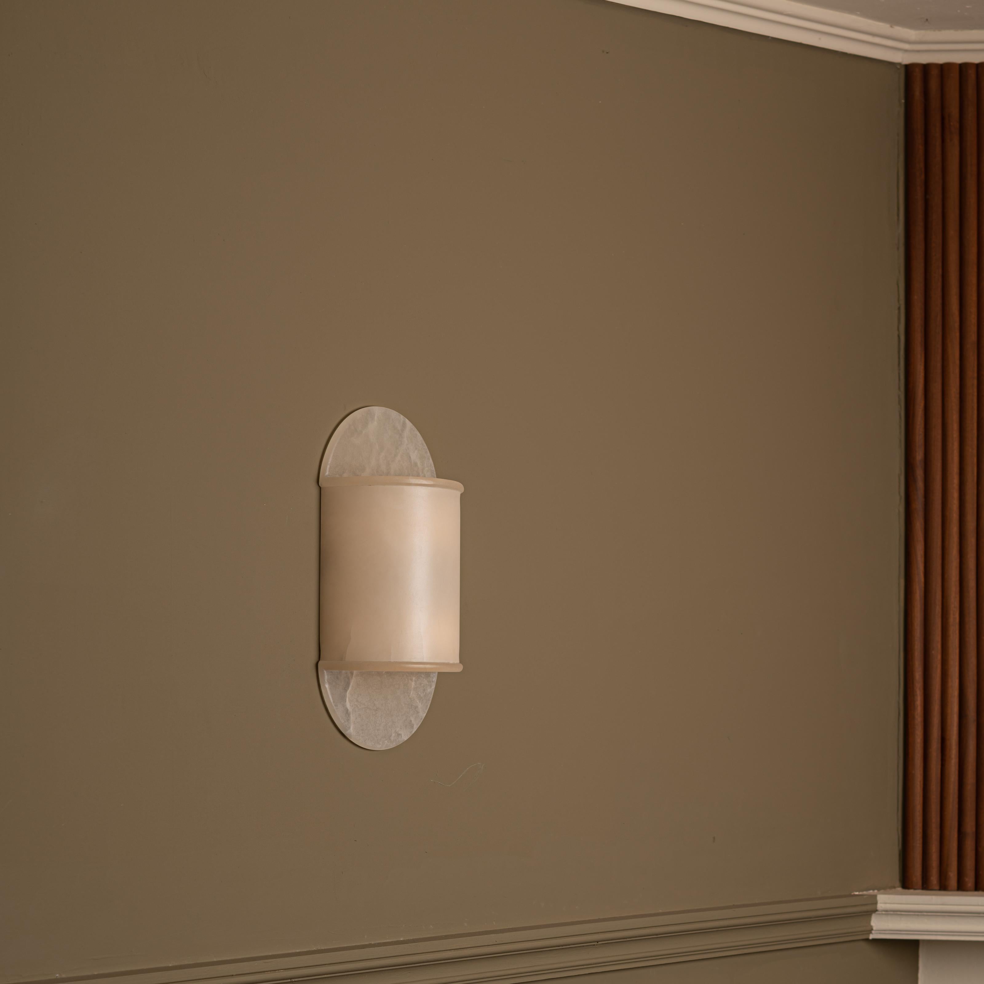Pilolo White Alabaster Wall Sconce by Simone & Marcel In New Condition For Sale In Geneve, CH