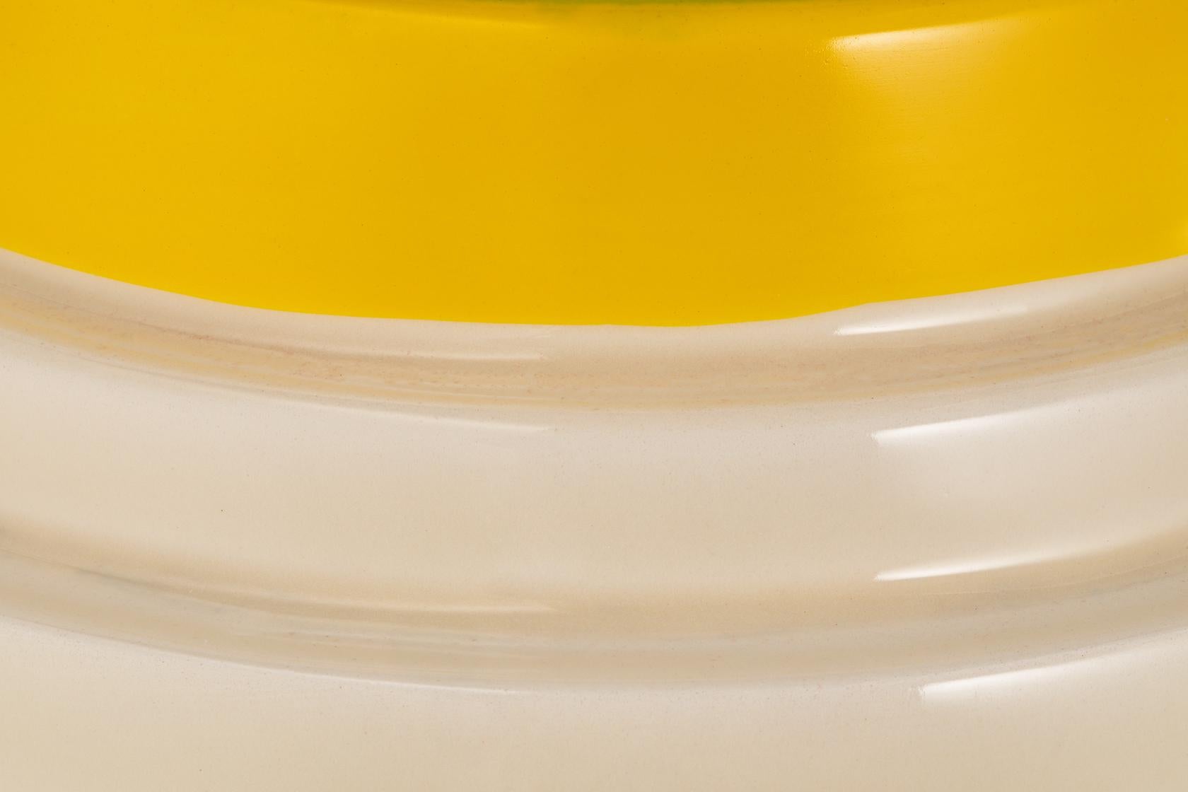 Collezione di vasi cilindrici in ceramica smaltata. Le combinazioni di colori si ispirano alle tendenze del mondo della moda; uno stile in grado di valorizzare l'oggetto attraverso la giustapposizione delle tonalità. I colori dello smalto su
