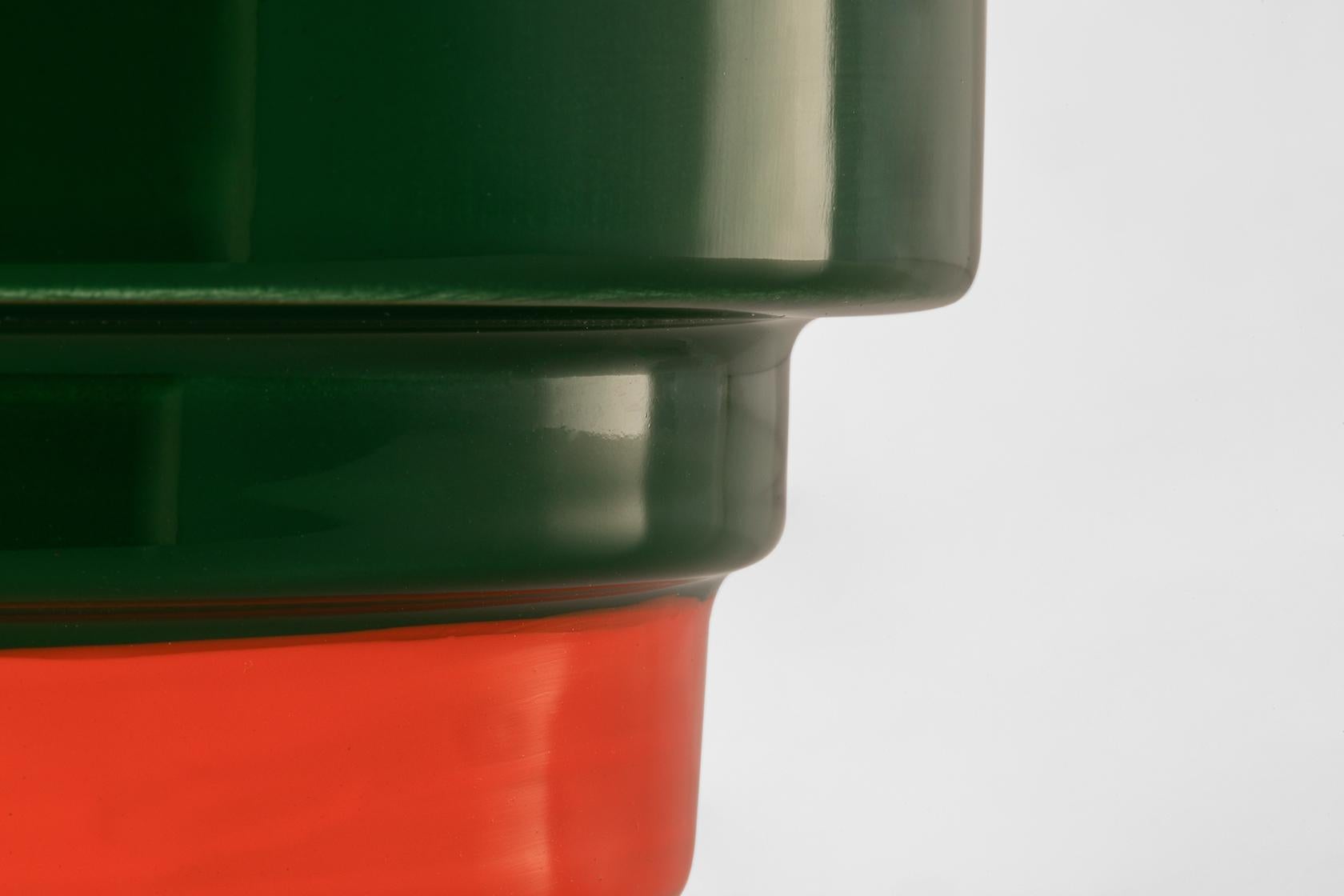Collezione di vasi cilindrici in ceramica smaltata. Le combinazioni di colori si ispirano alle tendenze del mondo della moda; uno stile in grado di valorizzare l'oggetto attraverso la giustapposizione delle tonalità. I colori dello smalto su
