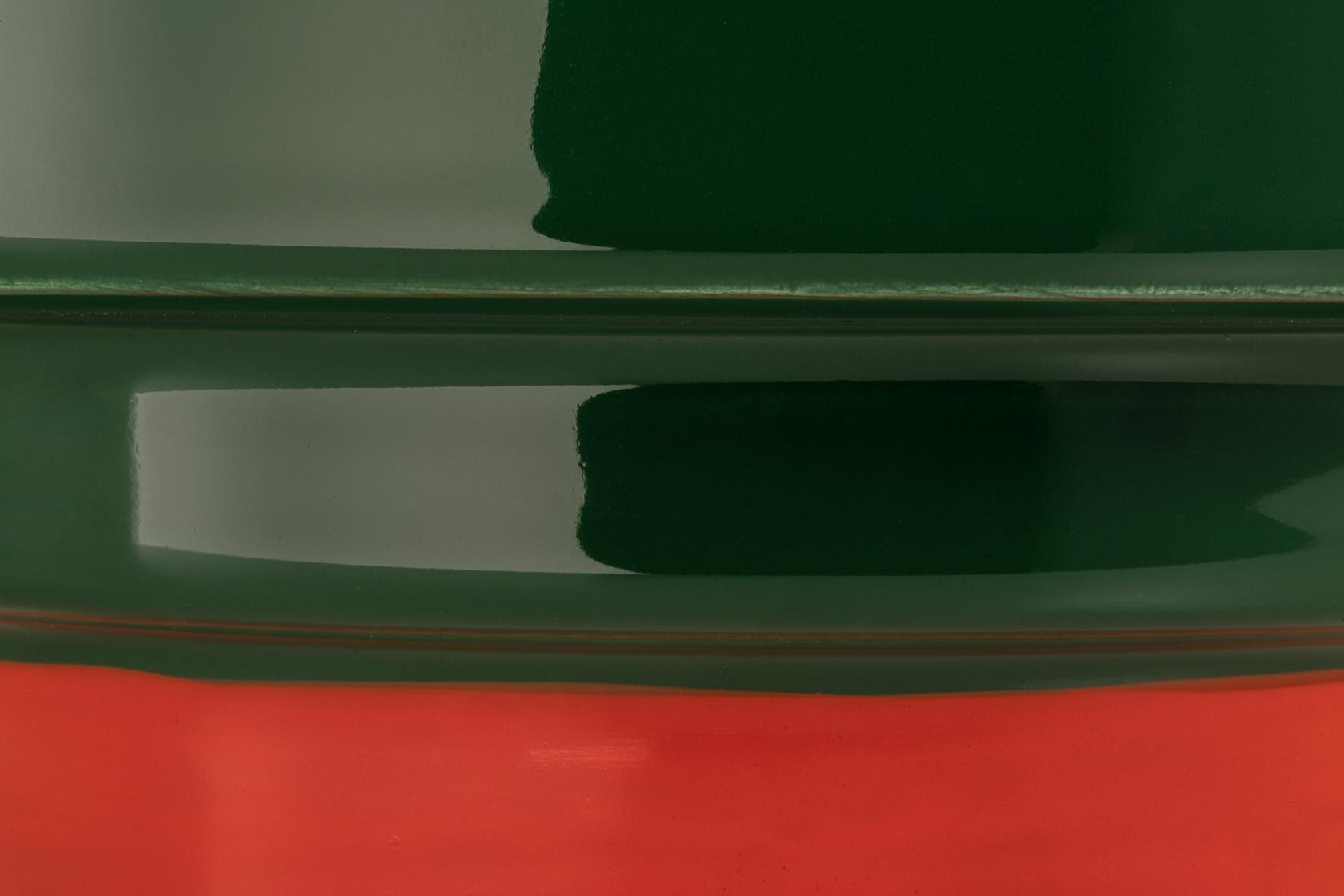 Collezione di vasi cilindrici in ceramica smaltata. Le combinazioni di colori si ispirano alle tendenze del mondo della moda; uno stile in grado di valorizzare l'oggetto attraverso la giustapposizione delle tonalità. I colori dello smalto su