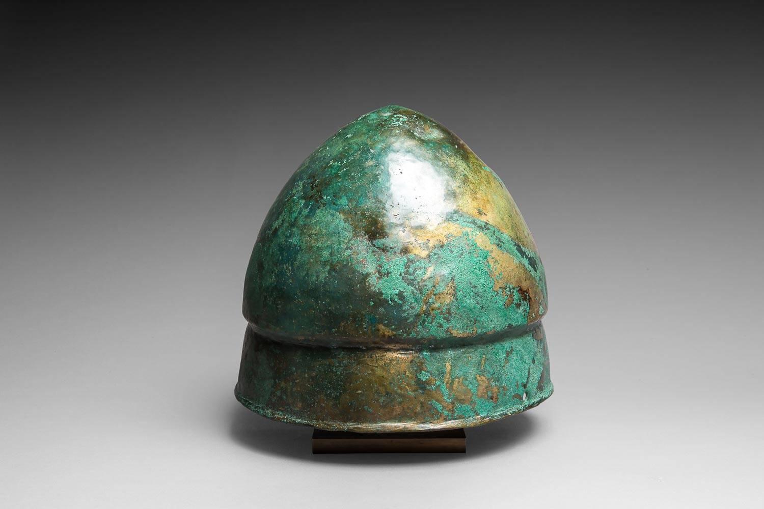 Pilos Bronze Helmet, Greek Art, 6th Century BC In Good Condition For Sale In Paris, FR