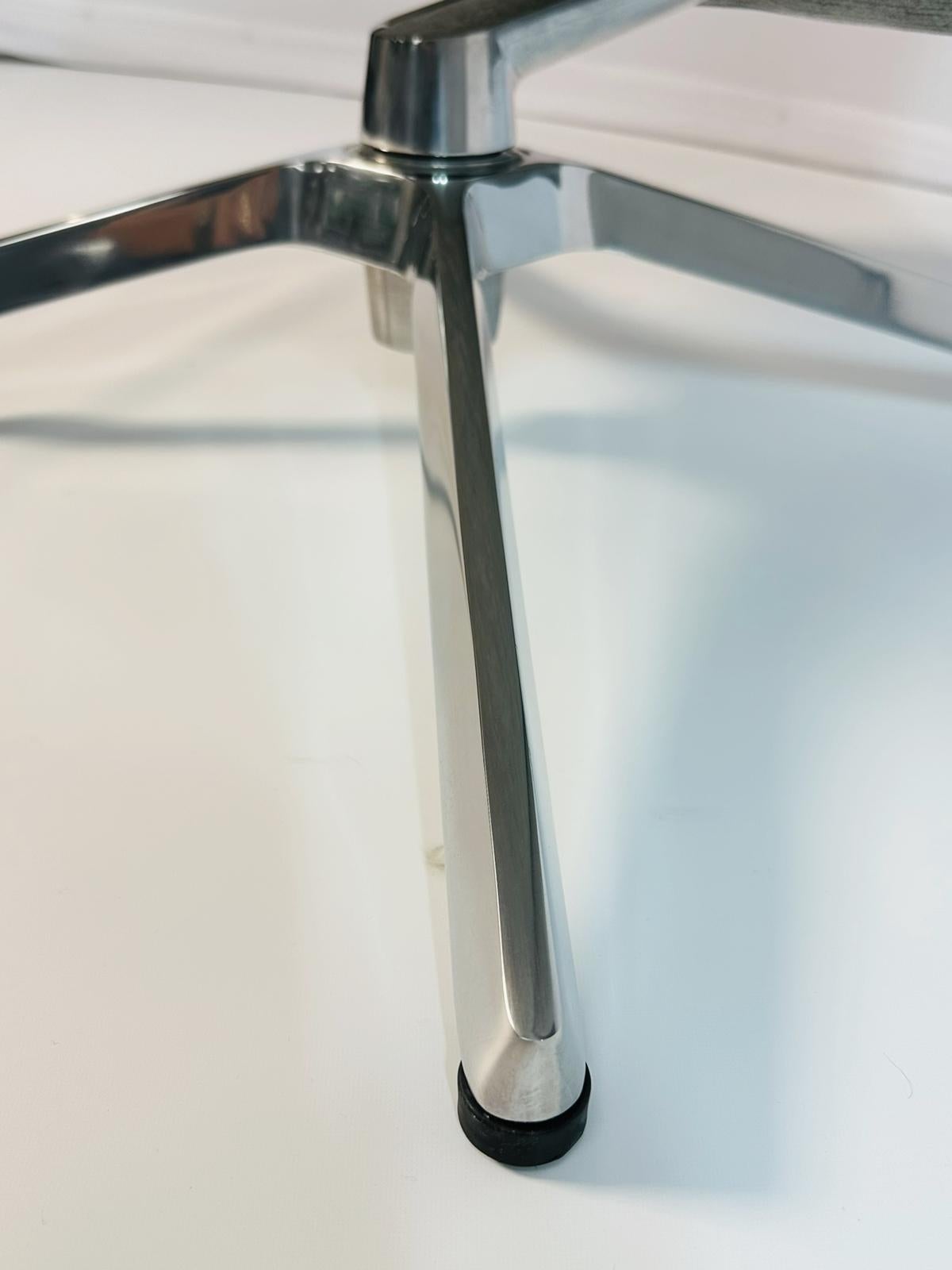 Pilot Low Back Swivel Chair by Barber & Osgerby for Knoll, USA, 2016 For Sale 10