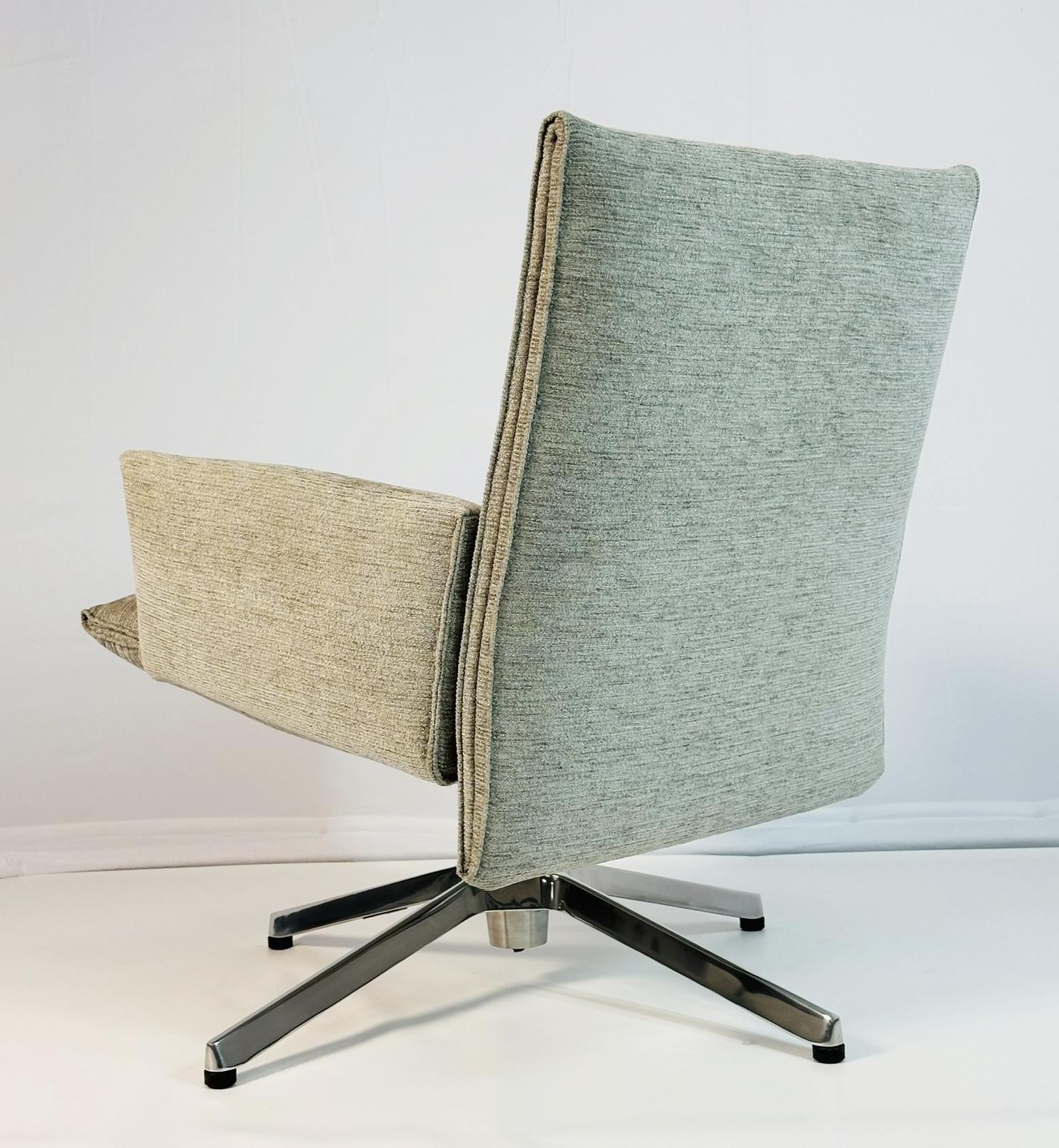 American Pilot Low Back Swivel Chair by Barber & Osgerby for Knoll, USA, 2016 For Sale