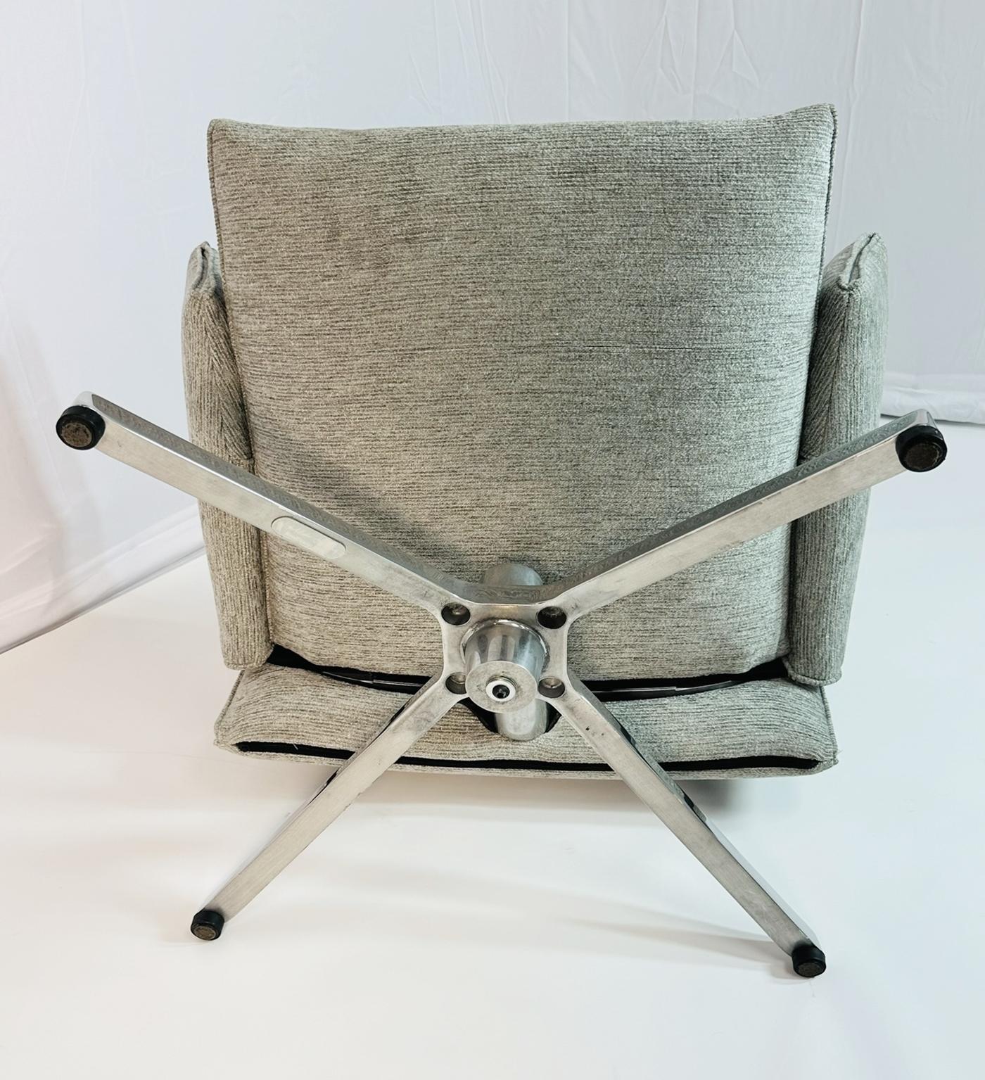 Pilot Low Back Swivel Chair by Barber & Osgerby for Knoll, USA, 2016 In Good Condition For Sale In Los Angeles, CA