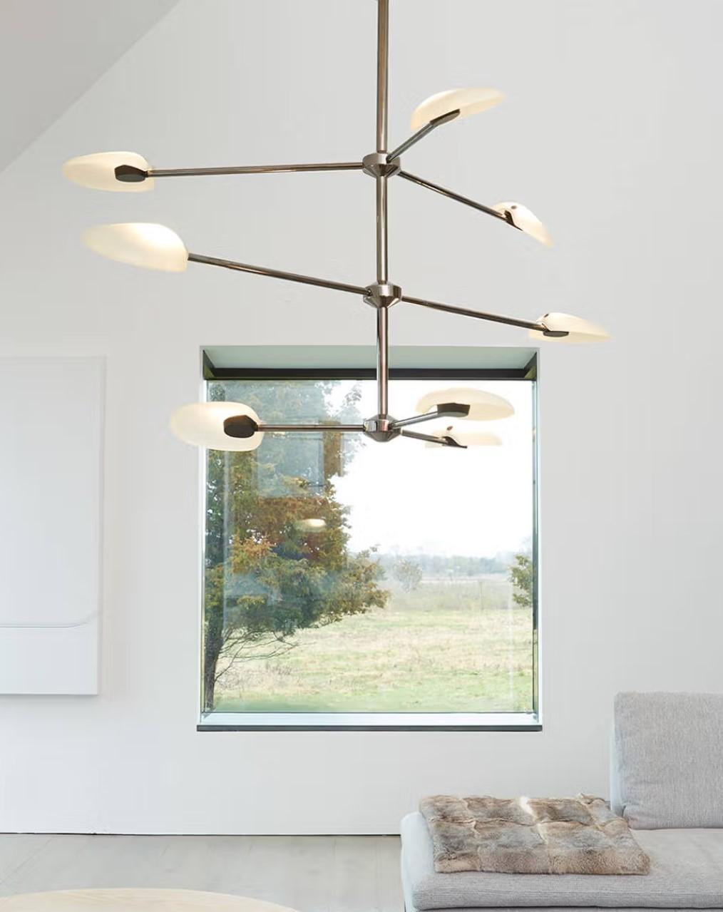 Pilot 3 Etagen / Kronleuchter
Entworfen von RBW

Die Pilot Sconce ist von organischen Formen inspiriert und hat einen runden, muschelartigen Schirm. Erhältlich in einer Reihe von Farben, Längen und Ausführungen. Vielseitig einsetzbar für