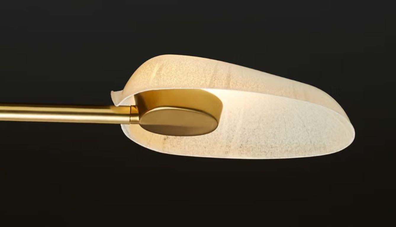 Pilot 2 Etagen / Kronleuchter
Entworfen von RBW

Die Pilot Sconce ist von organischen Formen inspiriert und hat einen runden, muschelartigen Schirm. Erhältlich in einer Reihe von Farben, Längen und Ausführungen. Vielseitig einsetzbar für