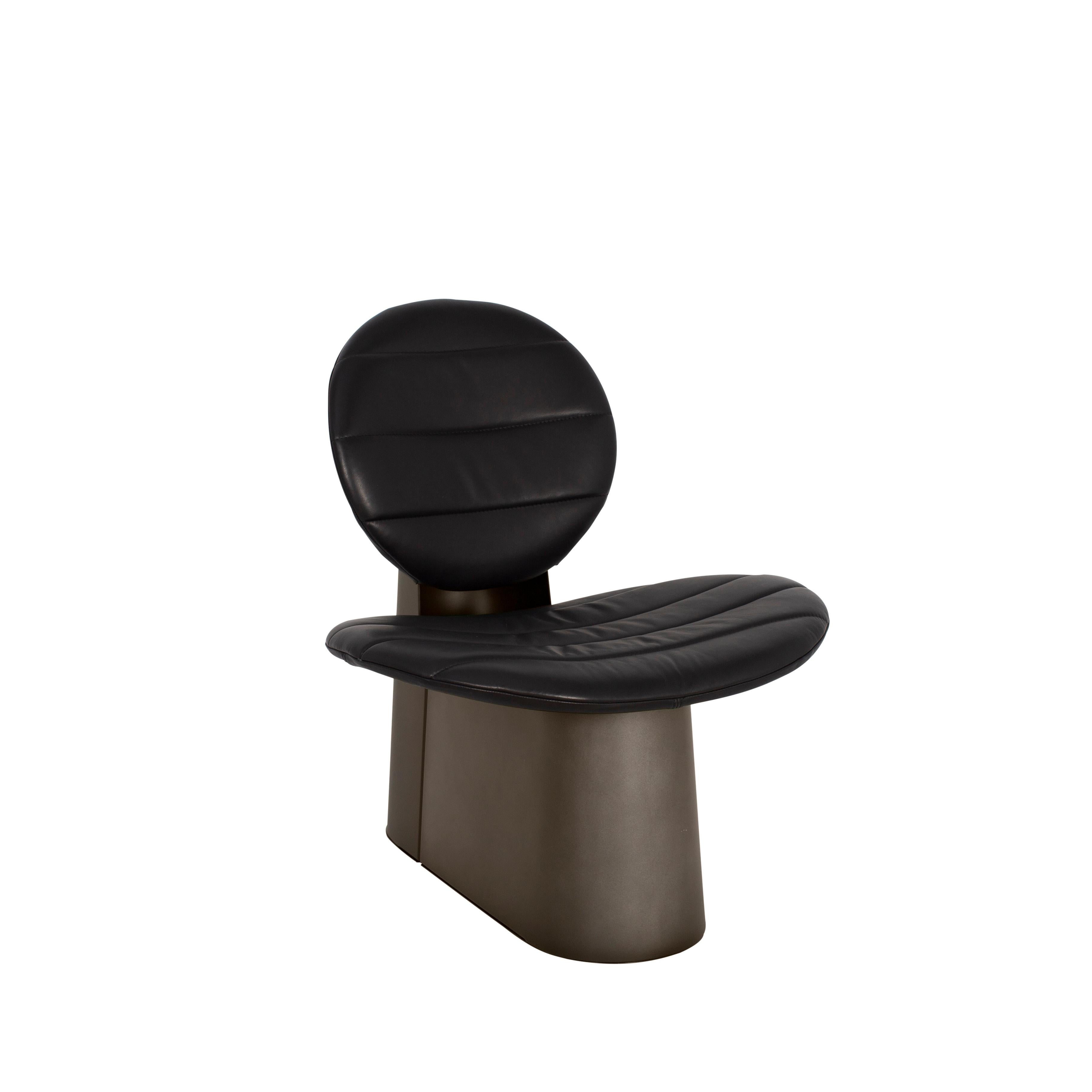 Chaise longue en cuir noir Pilota Smoky Grey de Pulpo
Dimensions : D65 x L75 x H75 cm
MATERIAL : cuir, Corde, fausse fourrure, laine, métal poudré

Également disponible en différentes couleurs et finitions.

En partant d'une construction simple, on