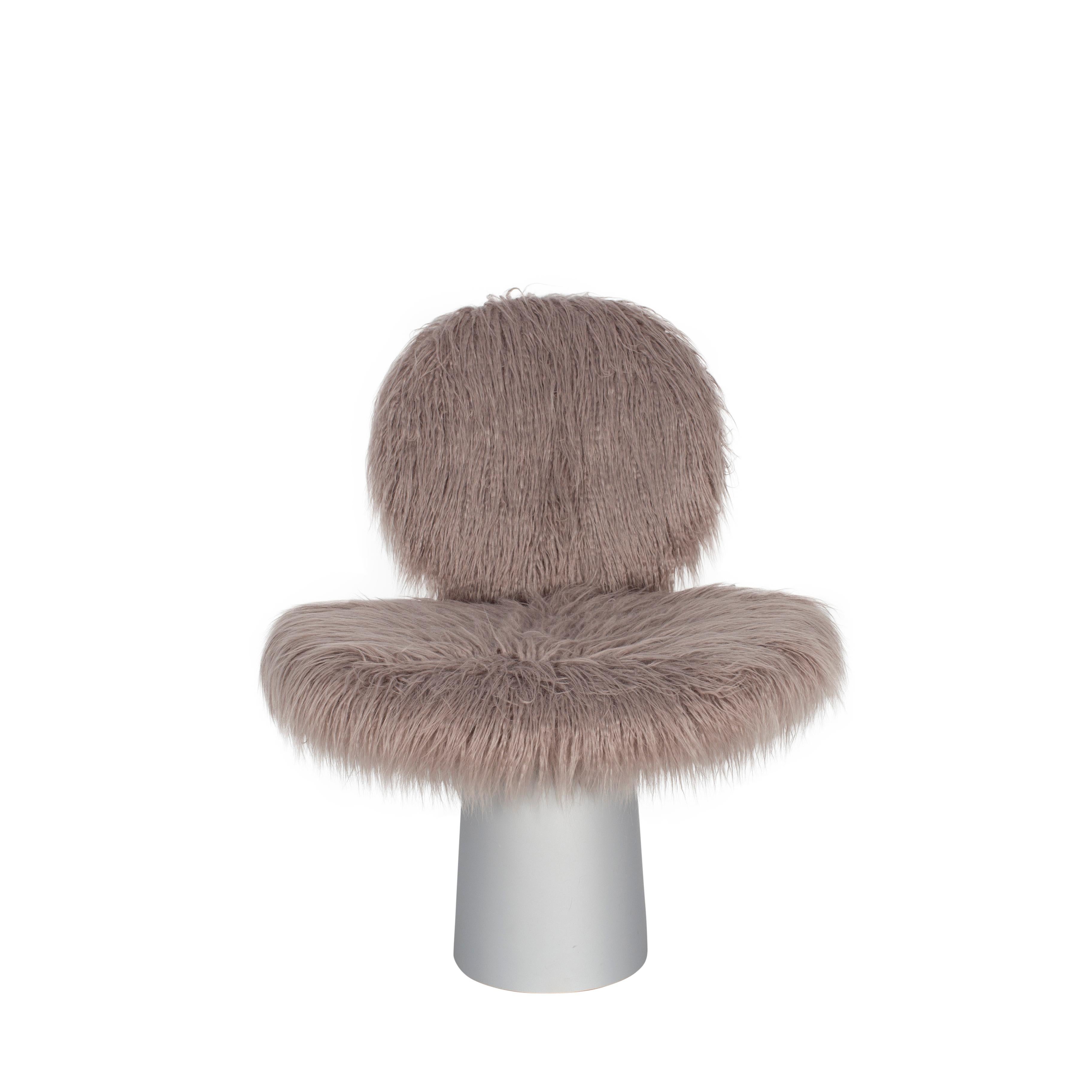 Pilota grey faux fur white aluminium lounge chair by Pulpo
Dimensions: D65 x W75 x H75 cm
Materials: leather, cord, faux fur, wool, powder coated metal

Also available in different colours and finishes.

Starting from a simple construction,