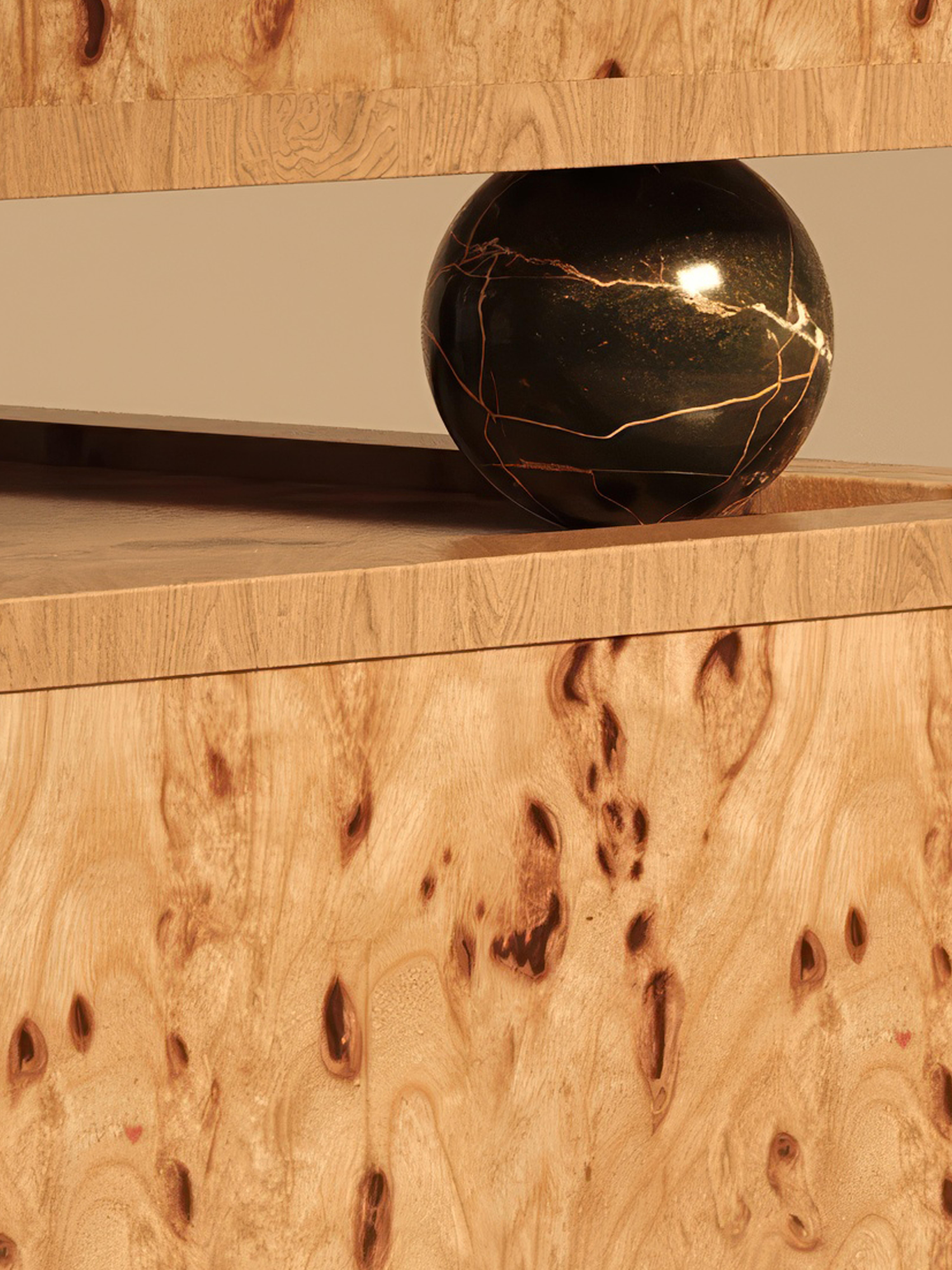 Armario modular Piltan en nogal burl con base de mármol by VandaVee Siglo XXI y contemporáneo en venta