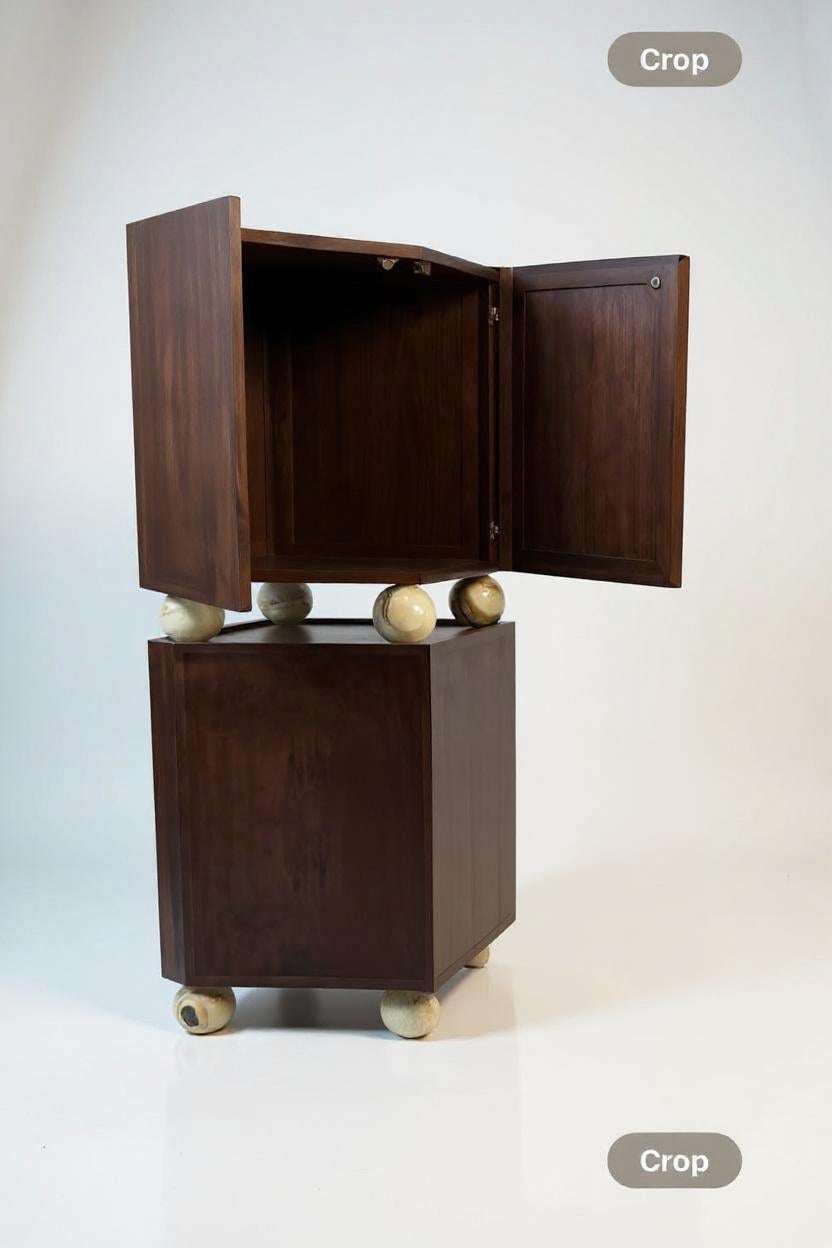 Armario modular Piltan en nogal burl con base de mármol by VandaVee Moderno en venta