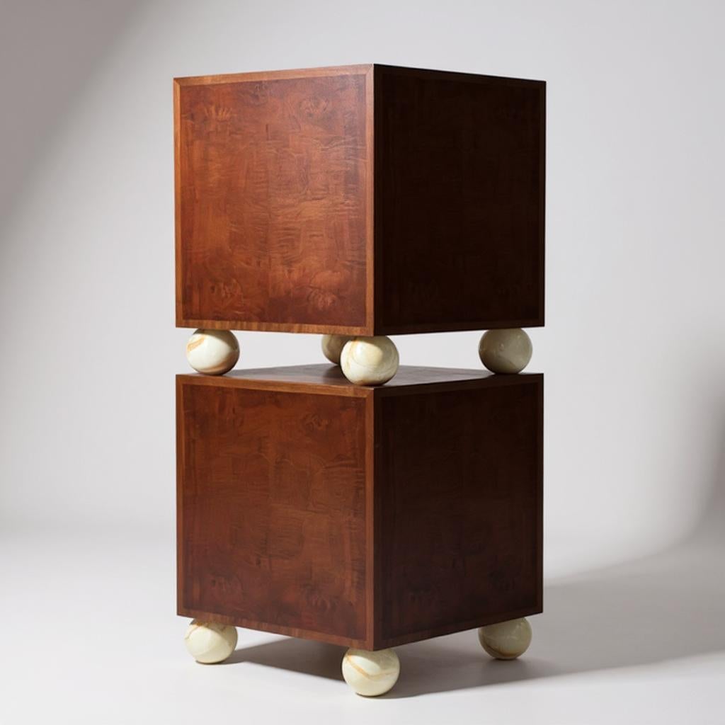Armario modular Piltan en nogal burl con base de mármol by VandaVee Persa en venta