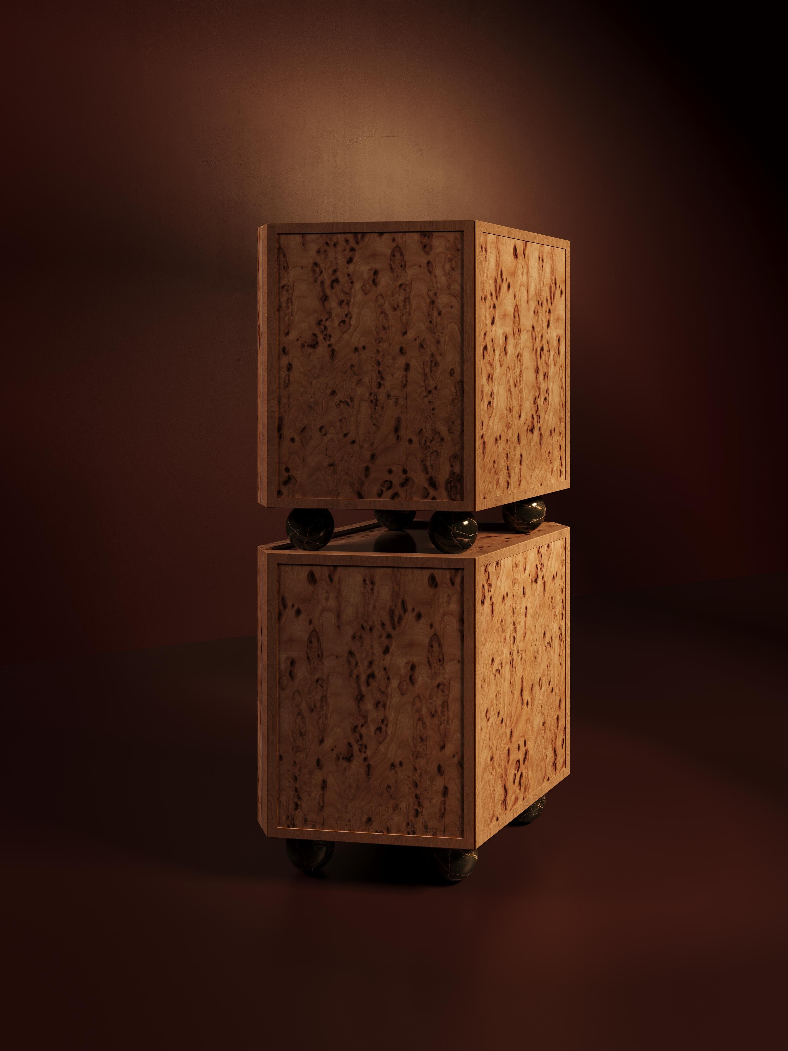 Armario modular Piltan en nogal burl con base de mármol by VandaVee Moderno en venta