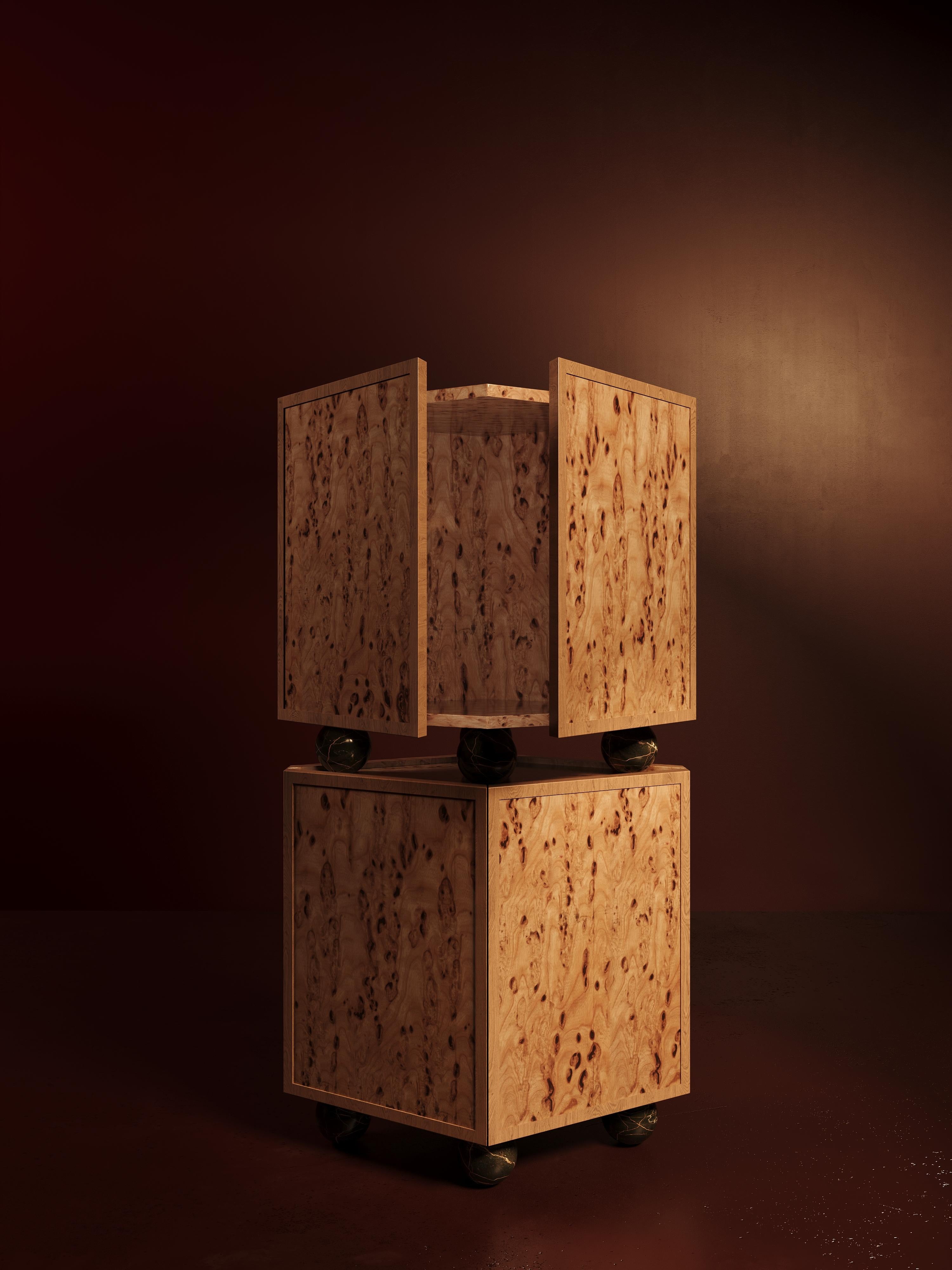 Armario modular Piltan en nogal burl con base de mármol by VandaVee Hecho a mano en venta