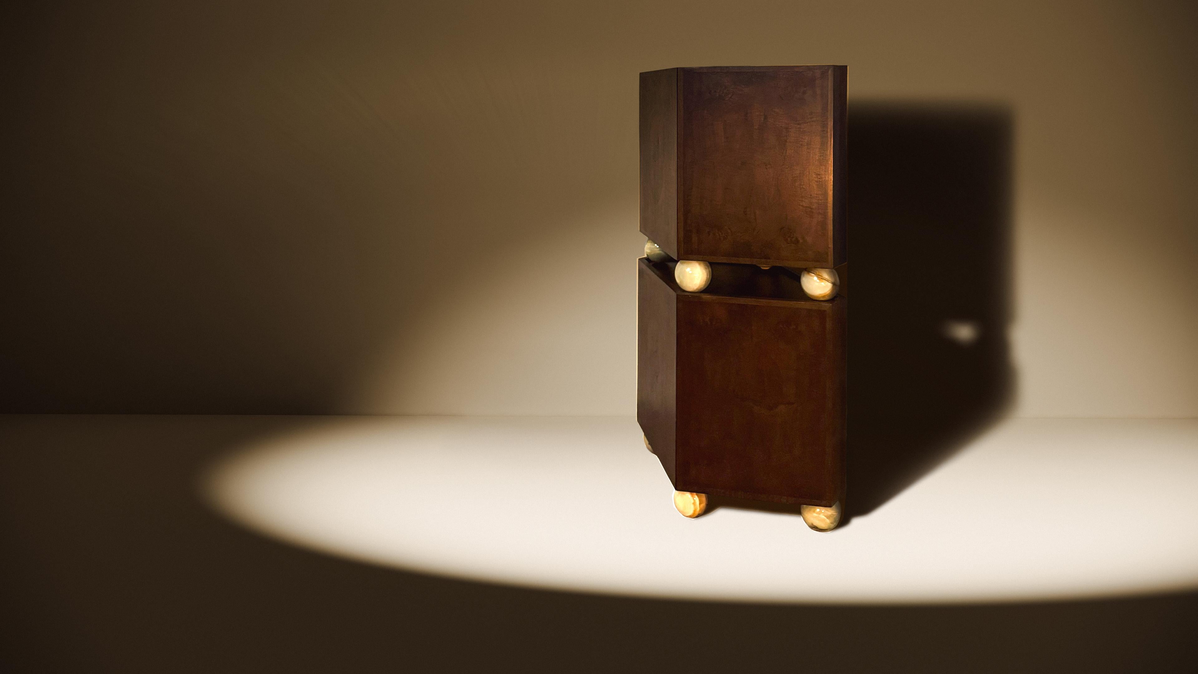 Armario modular Piltan en nogal burl con base de mármol by VandaVee Siglo XXI y contemporáneo en venta