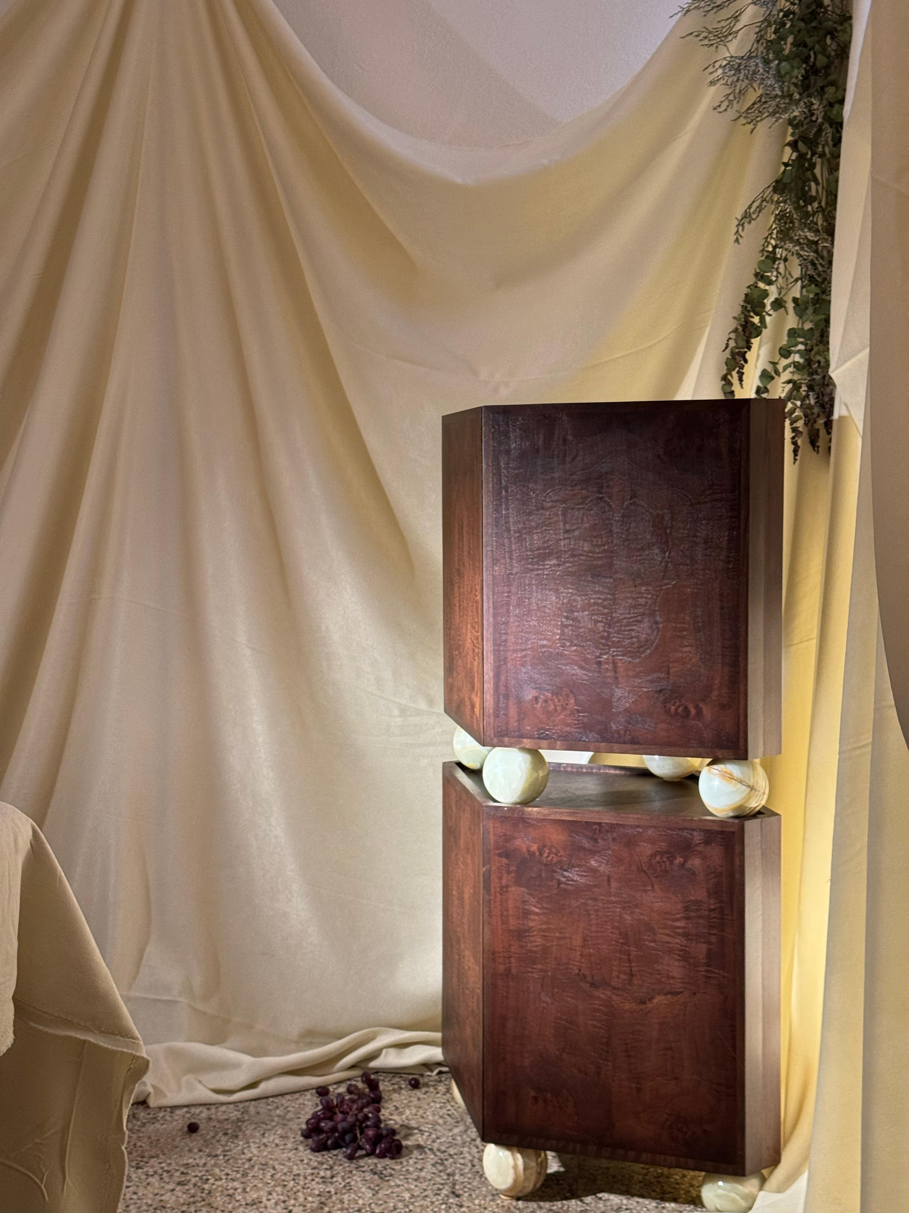 Armario modular Piltan en nogal burl con base de mármol by VandaVee Ónix en venta