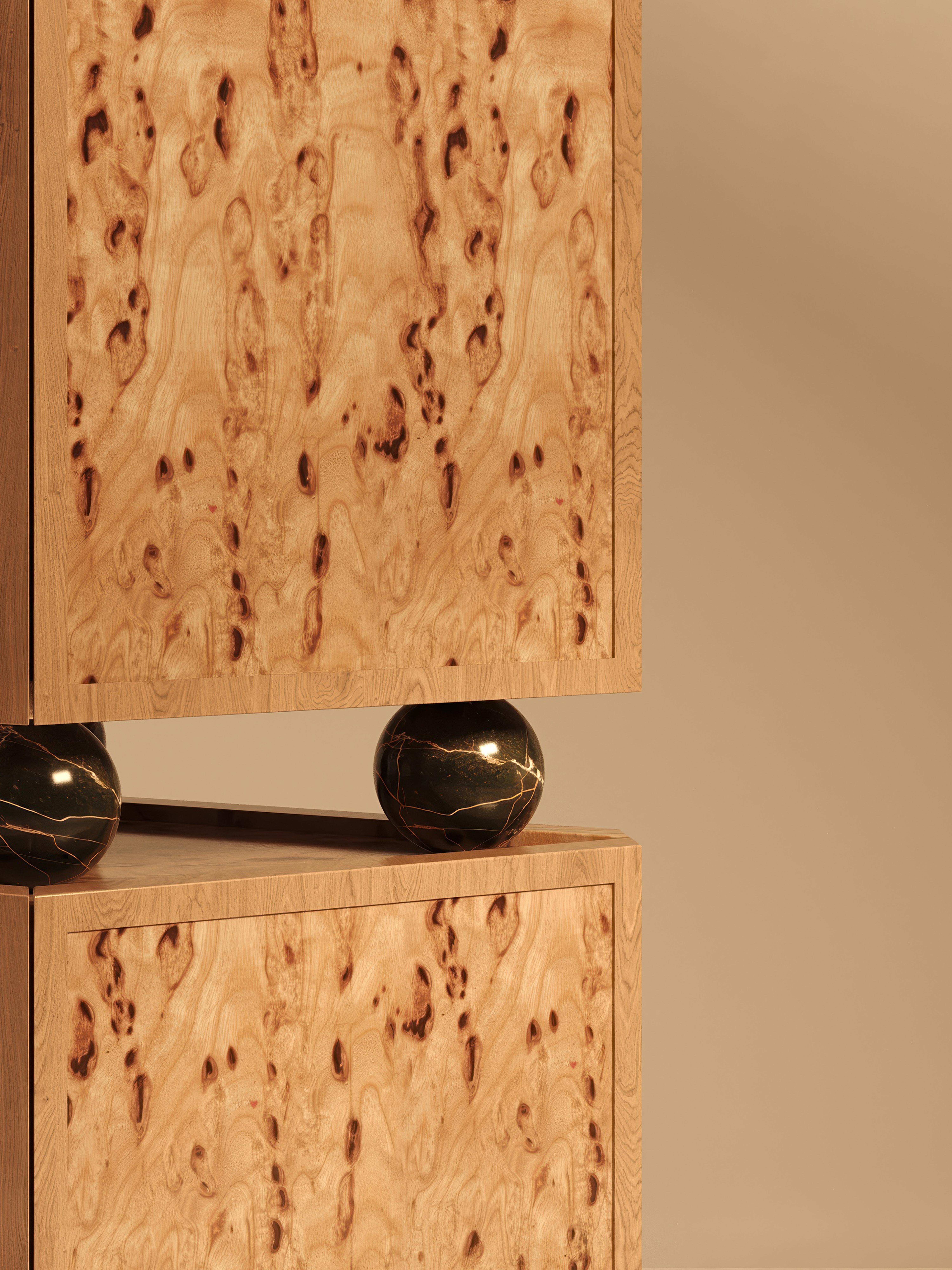 Piltan es un armario que se mueve entre la escultura y la función, una forma modular basada en el ritmo visual y la riqueza táctil. Su nombre, que alude al apoyo y a la presencia, refleja su intención de sostener y elevar a la vez. Realizada en