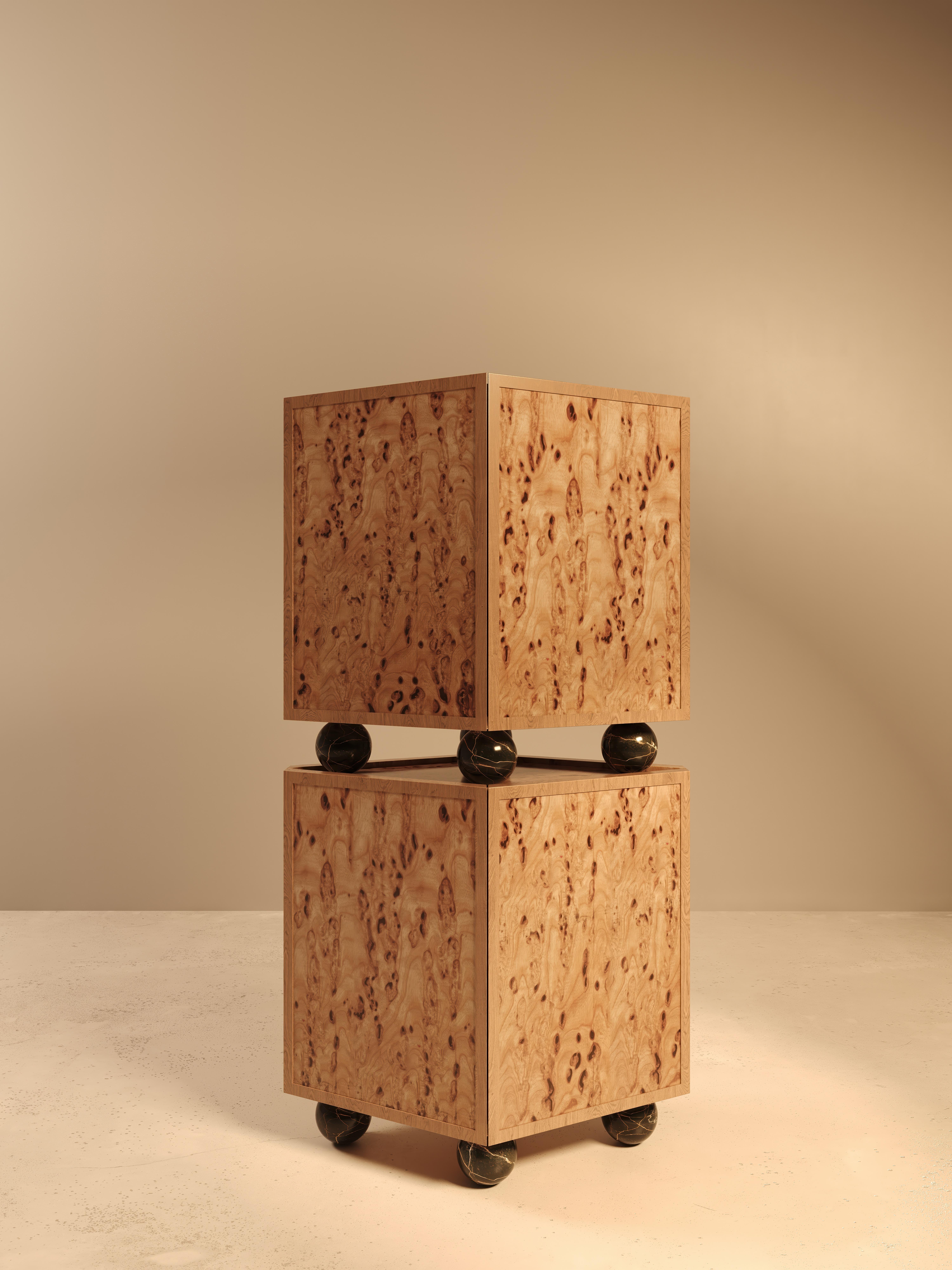 Armario modular Piltan en nogal burl con base de mármol by VandaVee Ónix en venta