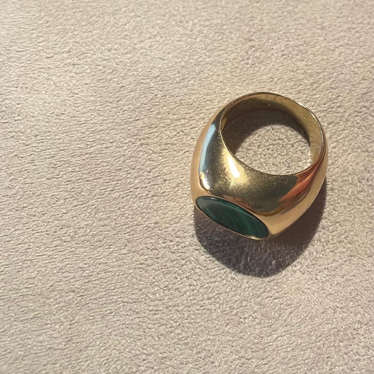 Is a very nice pimpie ring adjustable if needed, 18 ct gold21 gr and malachite flat stone.
The measure is 10 eu but cold be modified.
All my jewelry have nice pakeging and they are all made by hand in Italy.