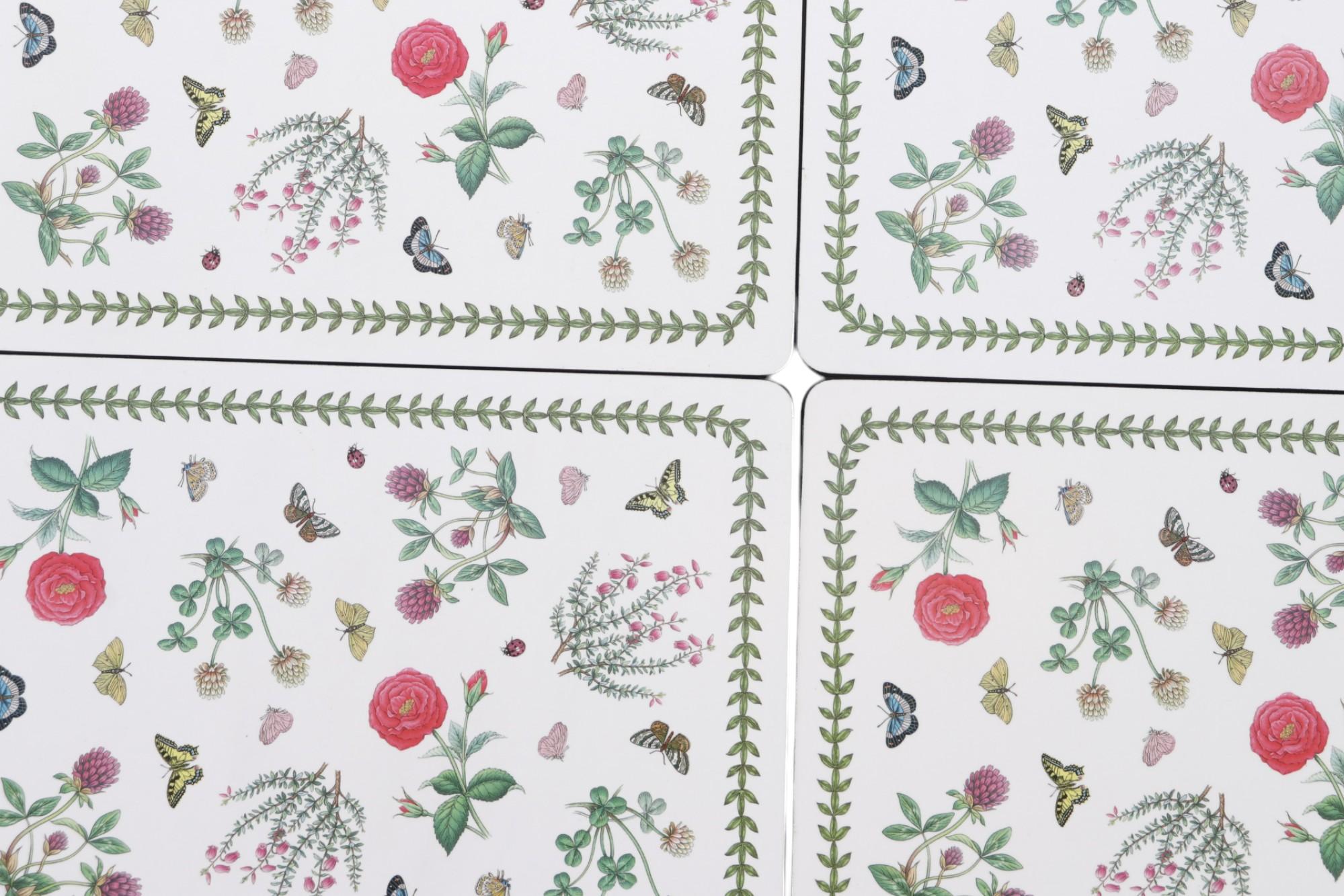 Un ensemble de six sets de table anglais 'Botanical Garden' par Pimpernel. Fabriqué en acrylique et en mélamine sur du liège pour obtenir une surface résistante à la chaleur et à la consommation. Les sets de table représentent une gerbe de fleurs