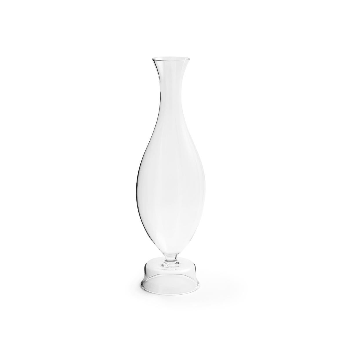 Pims ist eine mundgeblasene Borosilikatglasflasche mit einer schlanken Form, ein kleines Meisterwerk, bei dem das handwerkliche Können von Paola C. auf das Design von Aldo Cibic trifft. Pims erinnert an die Glasobjekte, die auf dem Stillleben zu