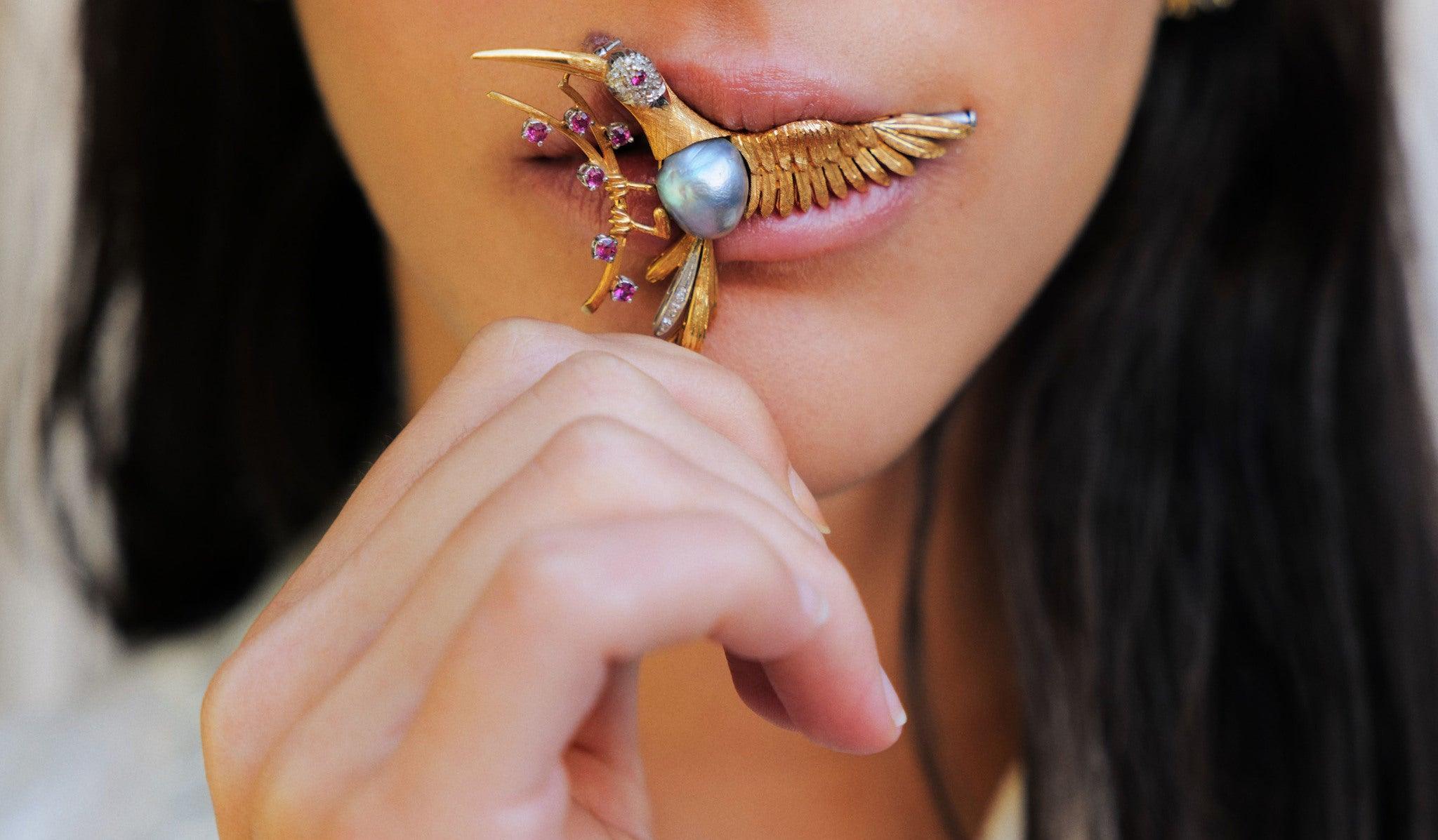 Art Deco Pin Colibrì with Rubies, Diamonds and Grey Pearl in Gold 18 Karats For Sale