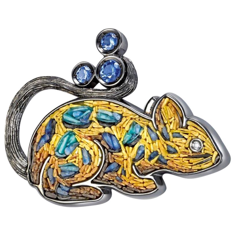Veste épingle en argent, diamants blancs et saphirs bleus, décorée à la main avec de la micro-mosaïque en vente