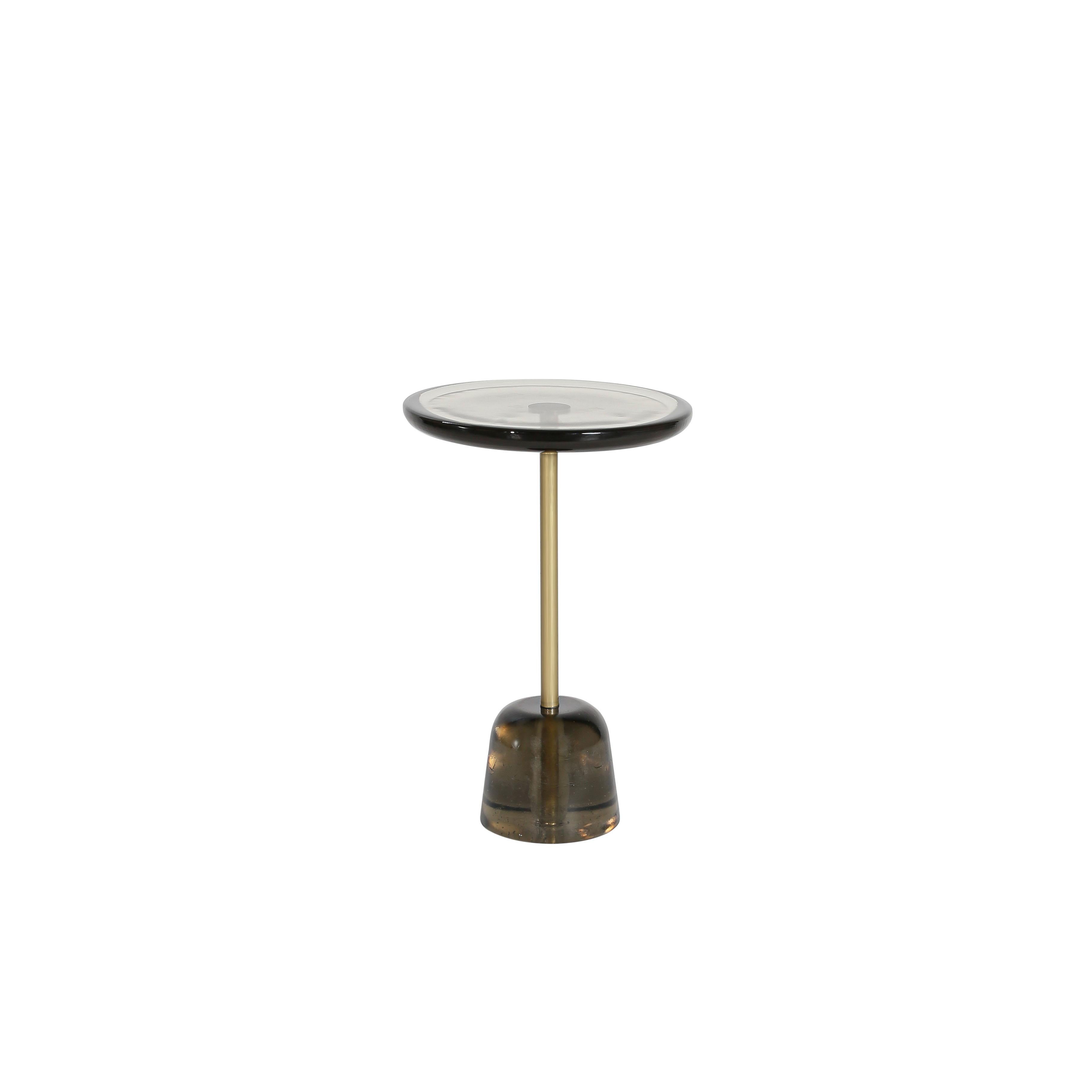 Table d'appoint Pina en laiton gris clair par Pulpo
Dimensions : D 34 x H 52 cm
MATERIAL : verre ; laiton et acier

Disponible également en différentes couleurs.

La série de tables d'appoint hautes et minces pina de Sebastian Herkner s'inspire des