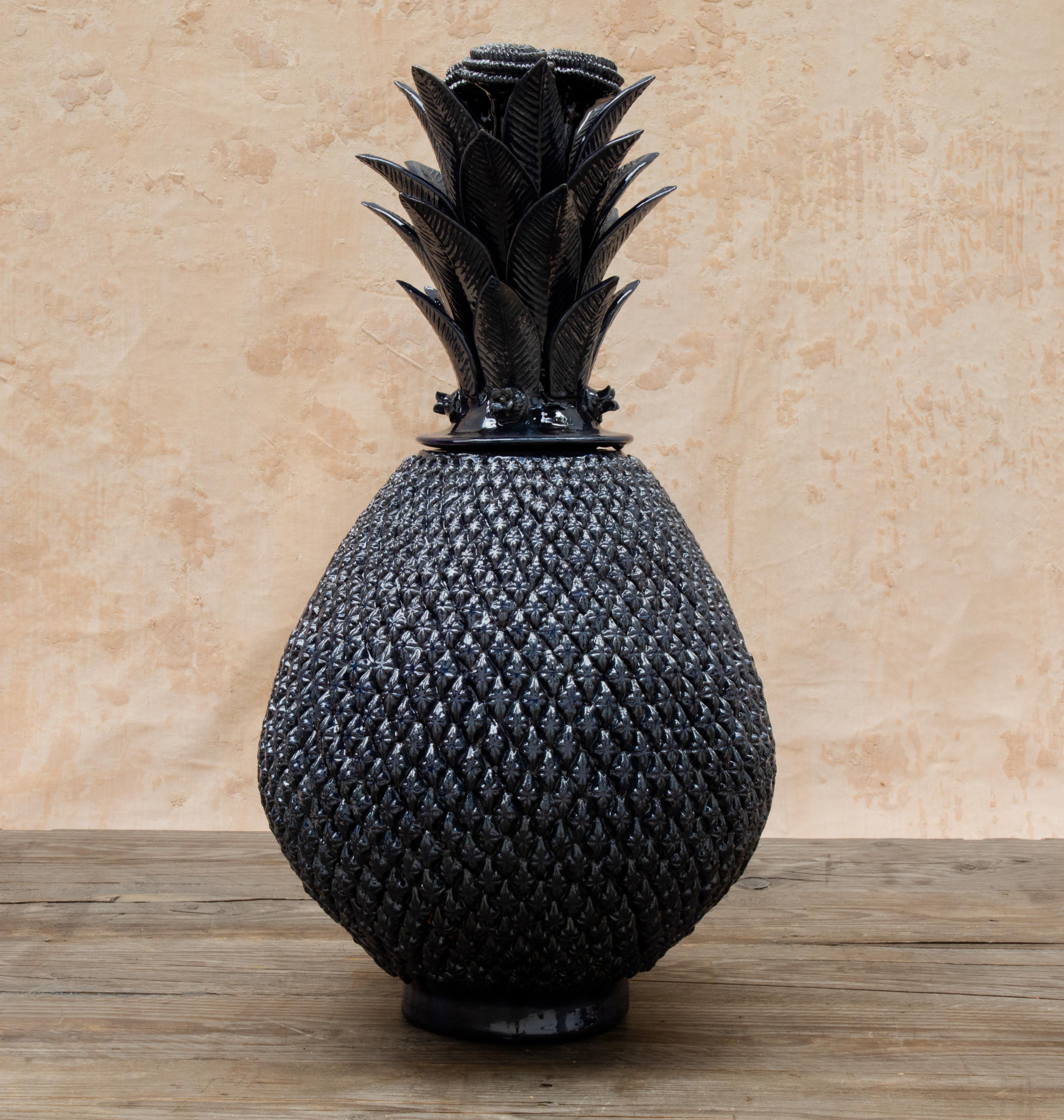 Piña Michoacana von Onora
Abmessungen: B 24 x H 49 cm
Materialien: Ton, glasierte Tonwaren

Handgeformter Ton, überzogen mit einem Schlicker auf Mineralbasis und poliert mit einem Quarzstein. Die 