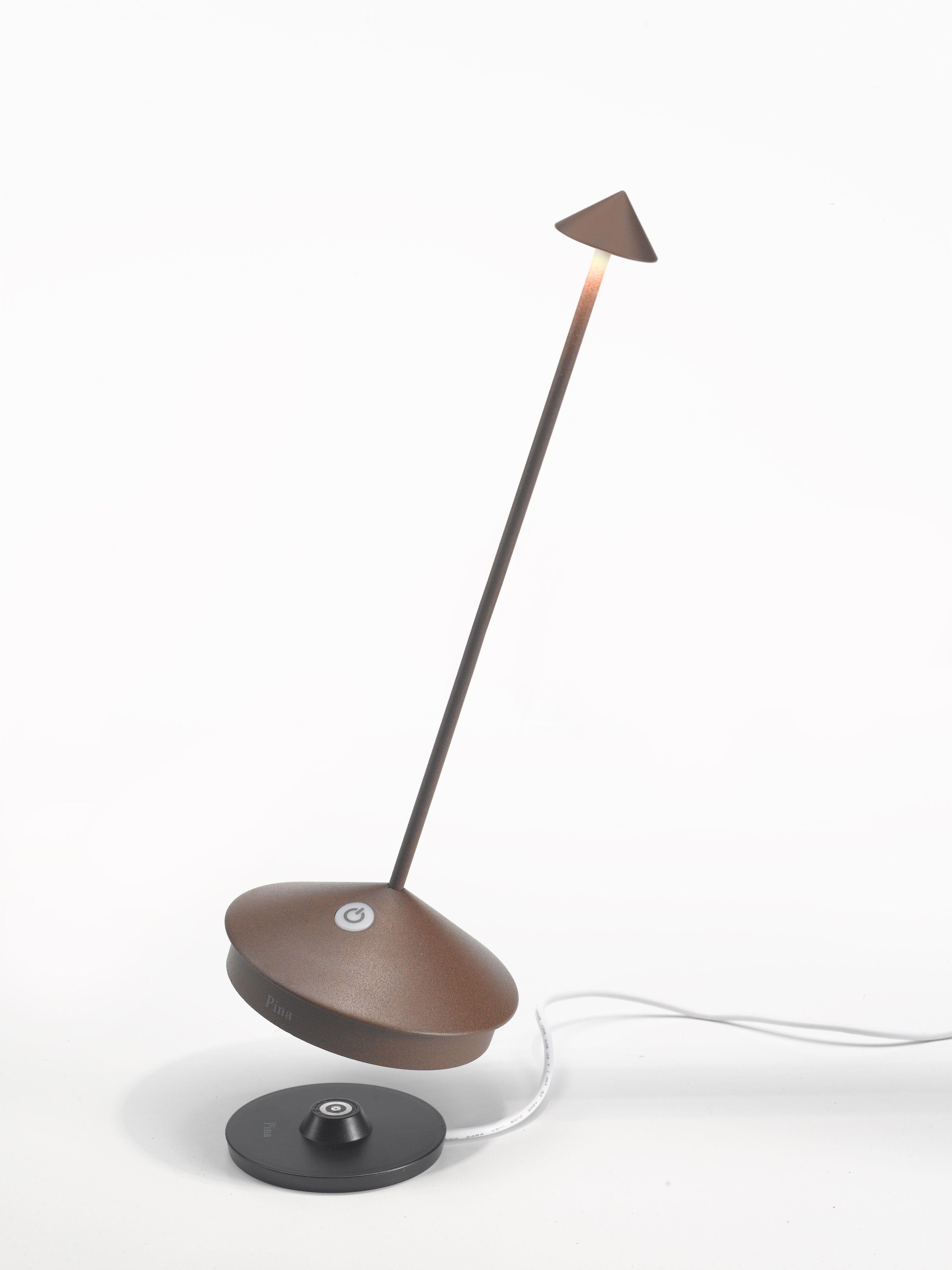 La lumière là où vous la voulez ! La lampe de table Pina Pro est sans fil, rechargeable, réglable en intensité et offre plus de 13 heures d'éclairage sans fil. Lisez ci-dessous les nombreux autres attributs et caractéristiques de la lampe qui en