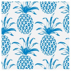 Papier peint de la designer Pia Sola en couleur Ballena «Azure Aqua Blue on White » (bleu aqua sur blanc)