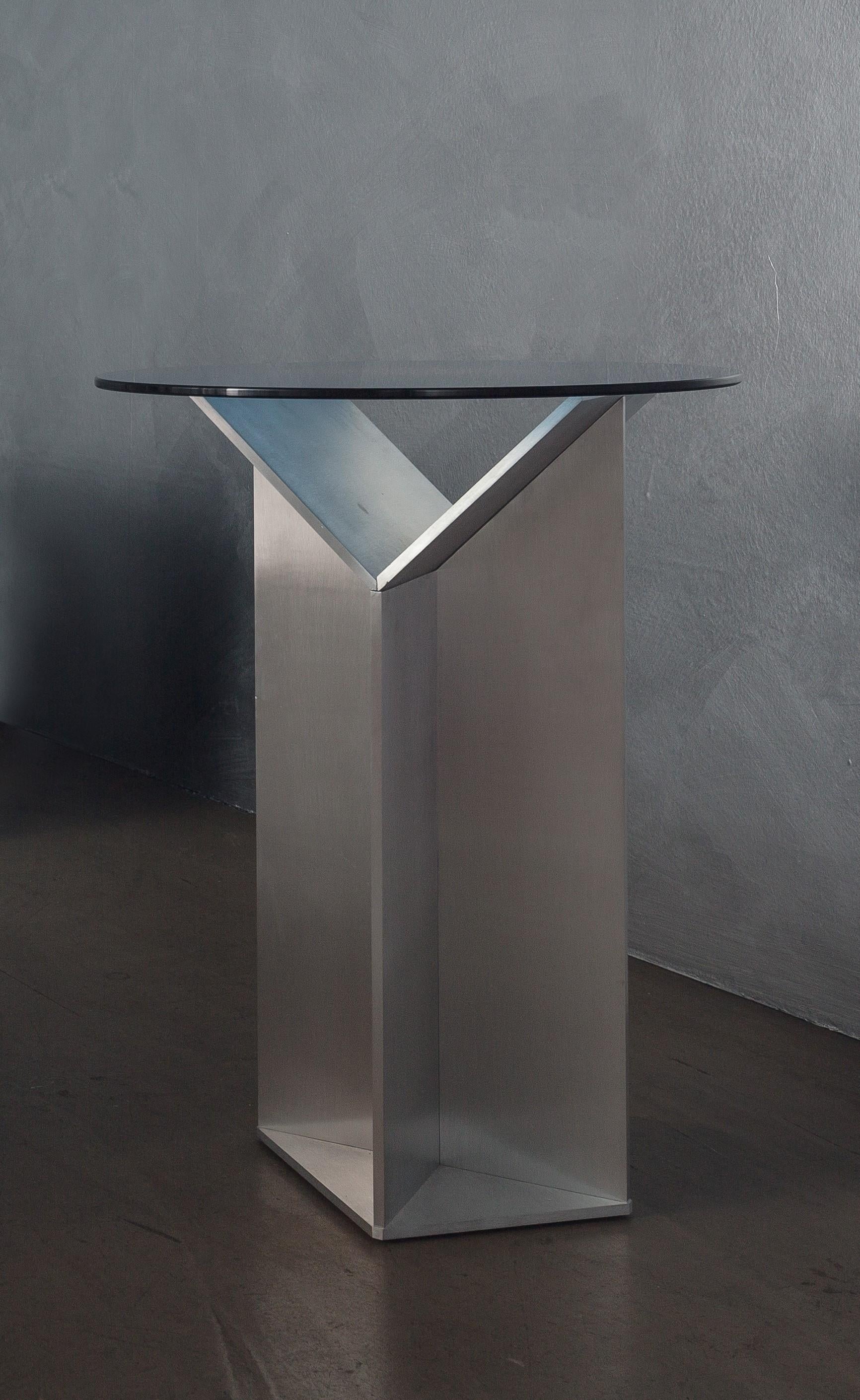 Pinac side table by Oeuffice
Edition: 12 + 2AP
2015
Materials: Aluminum, tempered glass
Dimensions: L 50 x W 50 x H 70 cm

It is possible to customize the objects with different finishes of aluminium (brushed, oxidized red, oxidized blue and