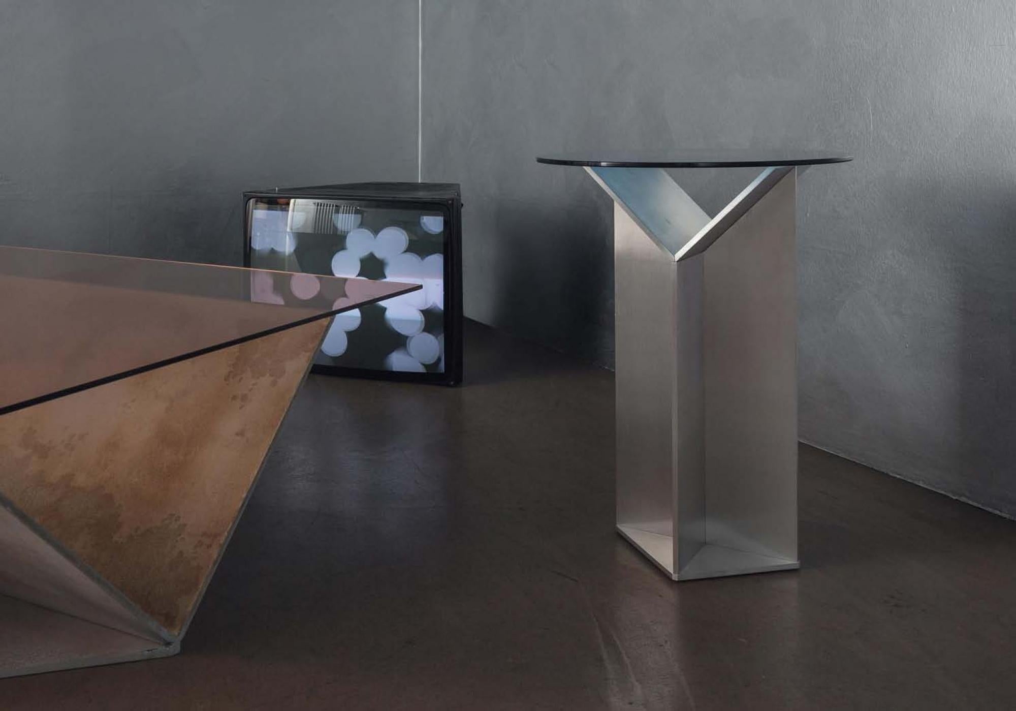 It is possible to customize the objects with different finishes of aluminium (brushed, oxidized red, oxidized blue and polished mirror) with a selection of crystal tempered tops (peach, grey, blue and yellow).