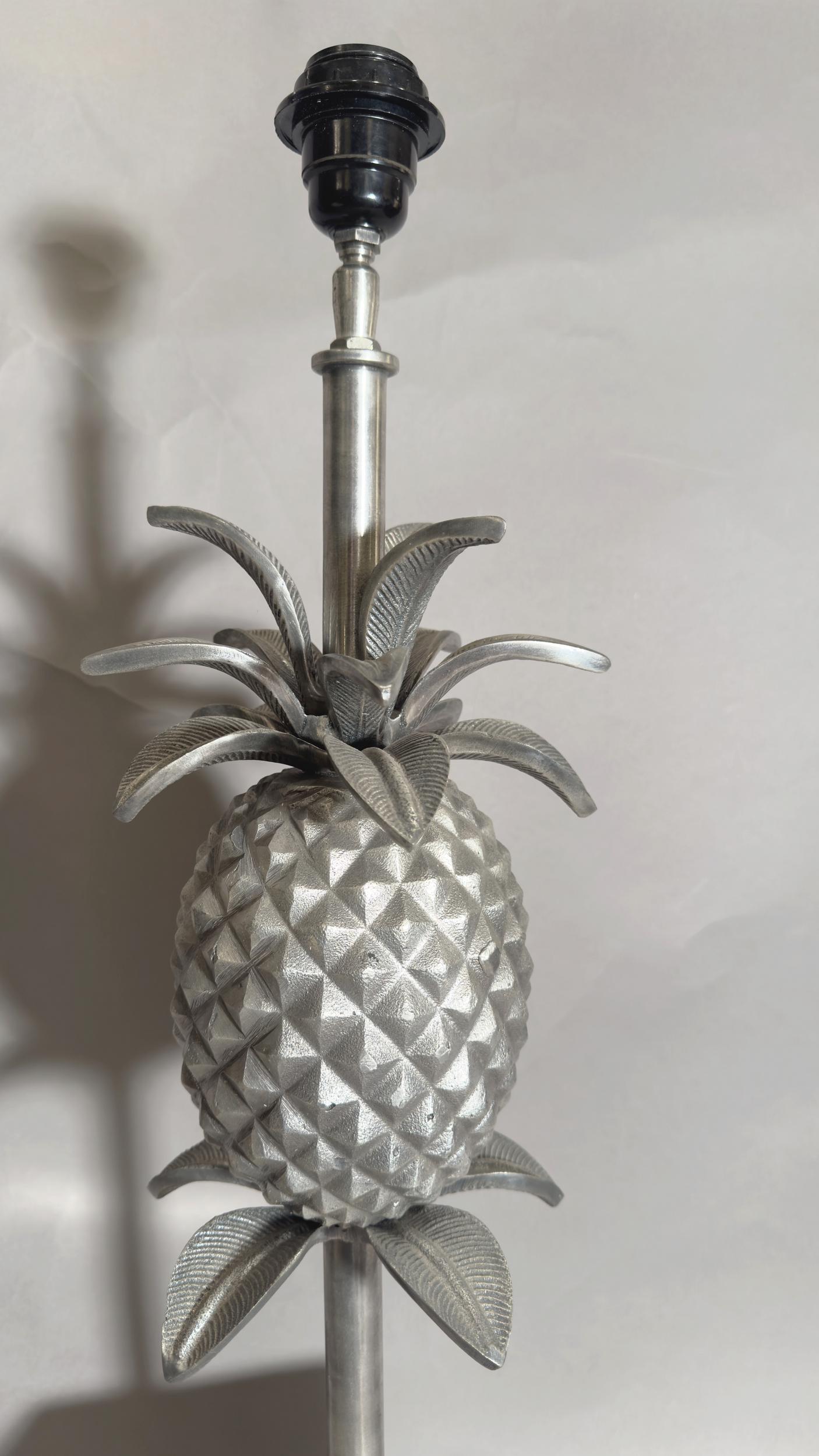 Divertida base de lámpara de aluminio fundido patinado que representa una piña.
Altura: 72 cm (28,3 pulgadas)
Diámetro total: 20 cm (7,8 pulgadas)
