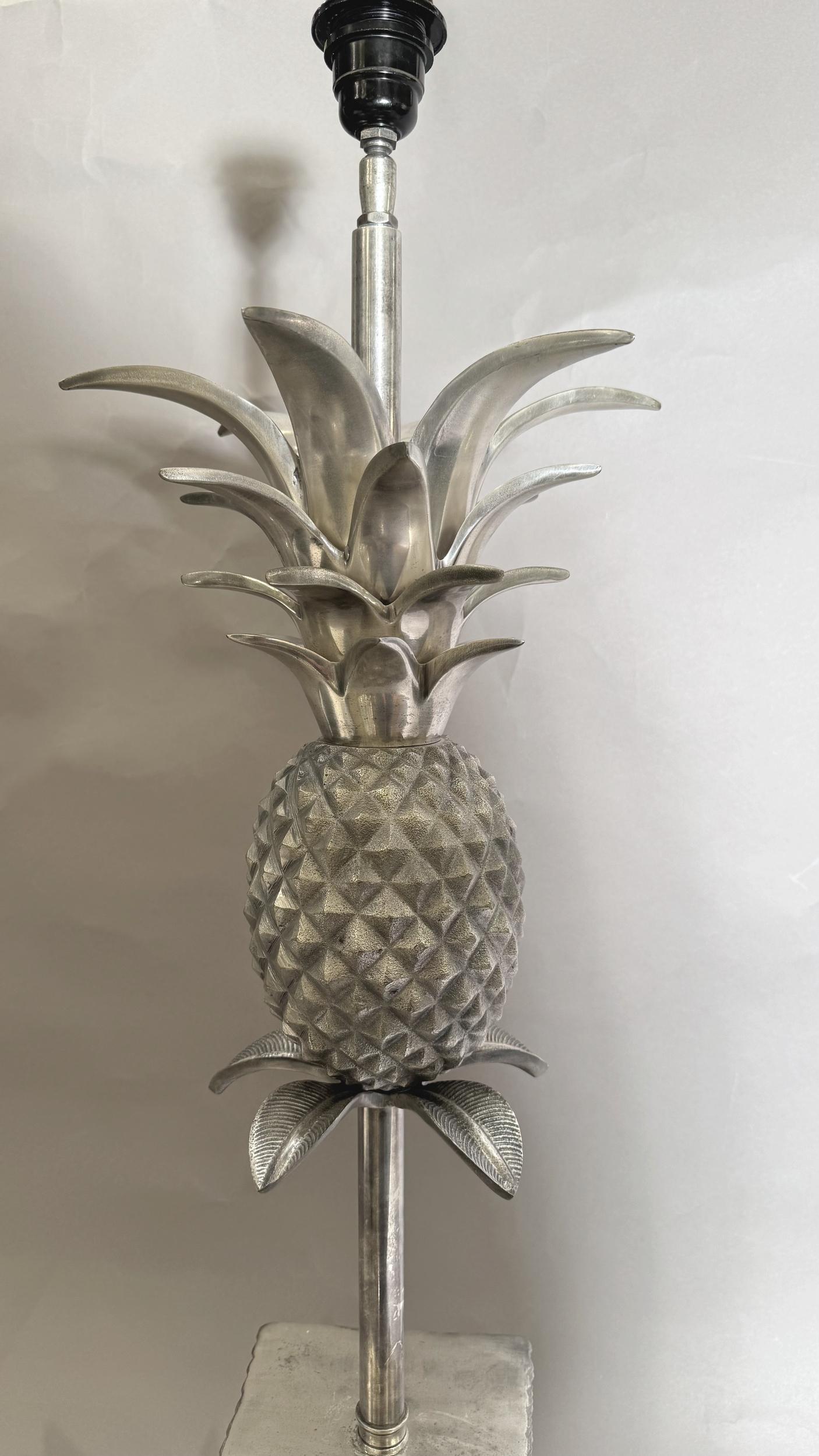 Pie de lámpara de fundición de aluminio patinado que representa una piña sobre una base cuadrada.
Diámetro total: 26 cm (10,2 pulgadas)
Altura: 78 cm (30,7 pulgadas)
