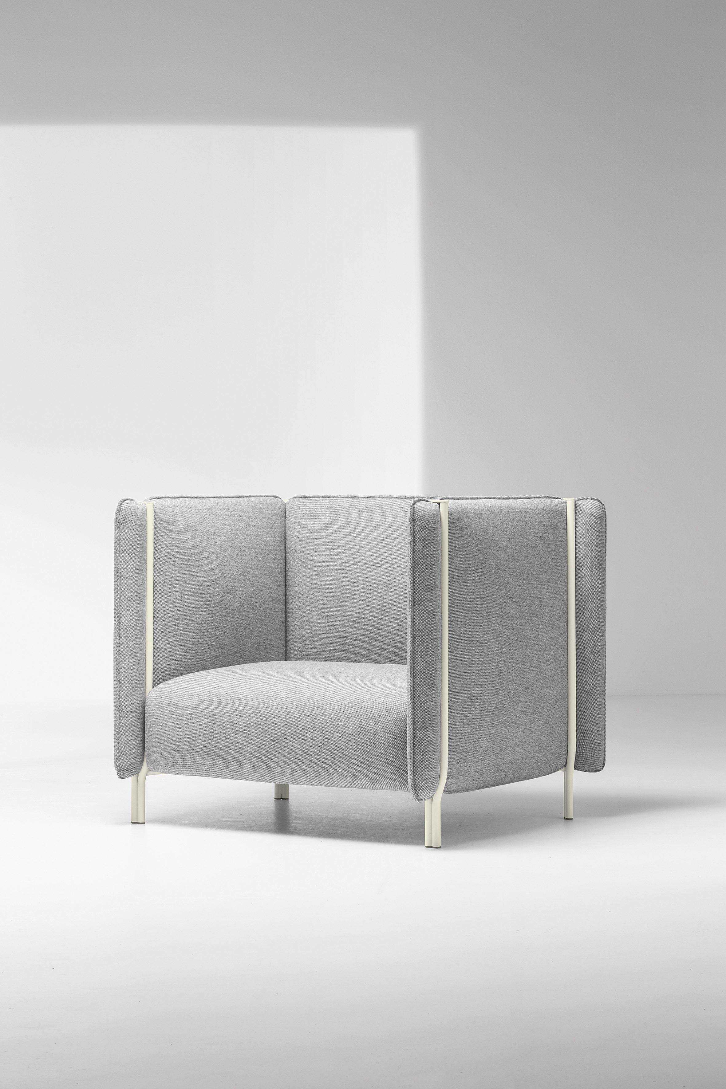 The Pinch selection stems from reflection on materials and the construction techniques in contemporary padded seating. The structures of Pinch sofas and armchairs literally “pinch” the backrests and armrests: the volumes are redistributed and the