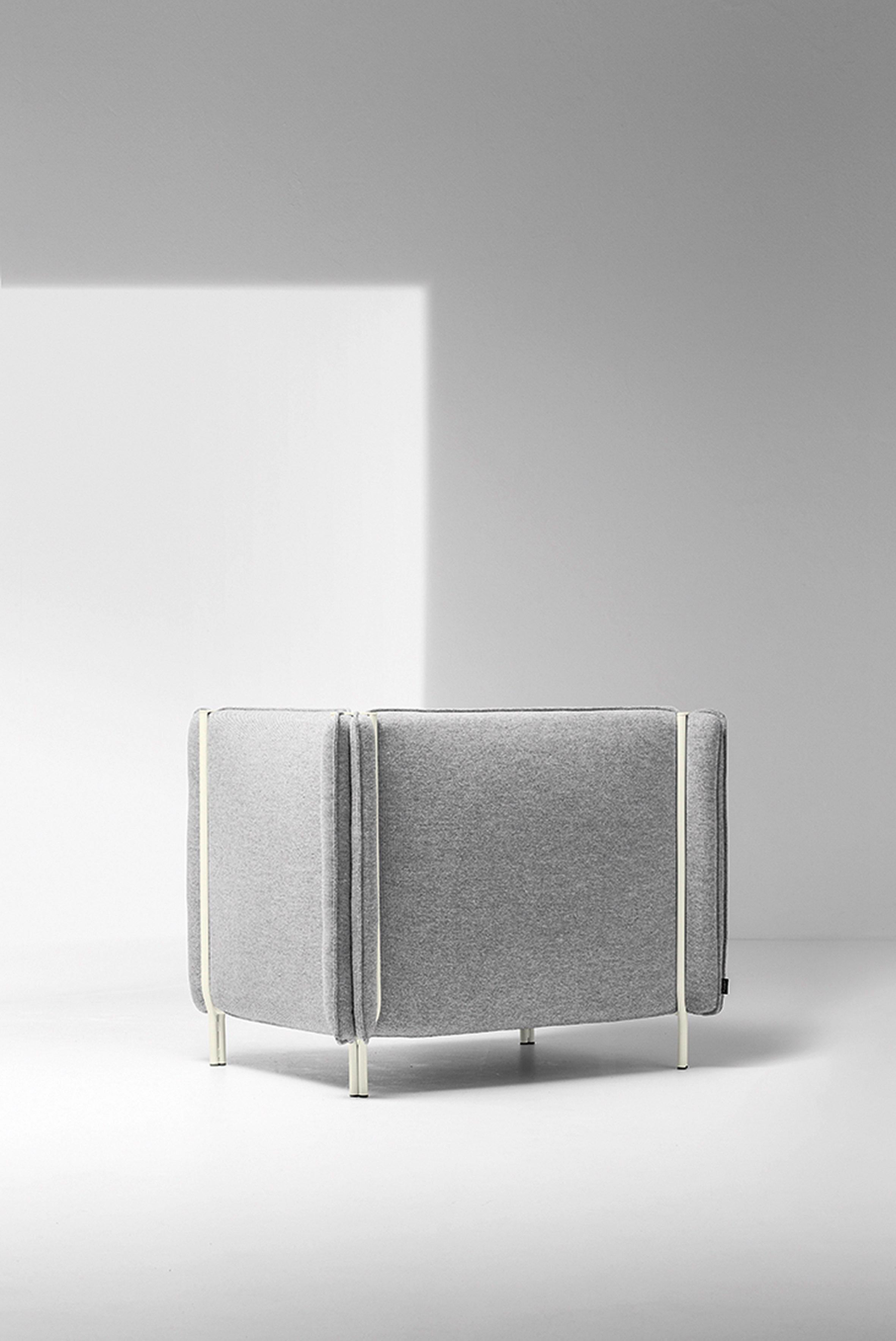 Pinch Sessel in Super Remix 3 Polsterung mit elfenbeinfarbenem Untergestell von Skrivo Design (Moderne) im Angebot