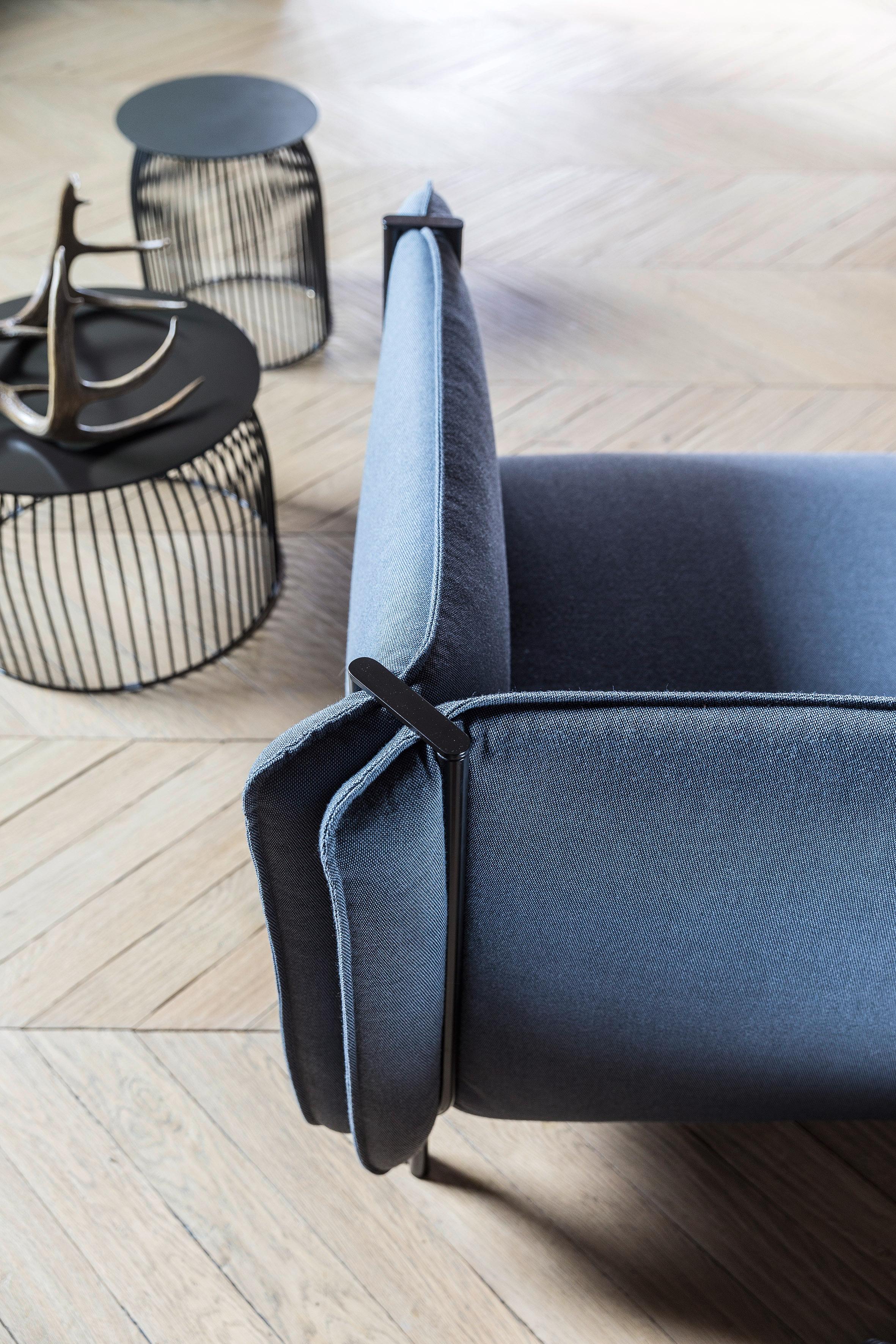 Moderne Grand canapé Pinch 3 Seater en tissu d'ameublement confortable avec base noire par Skrivo Design en vente