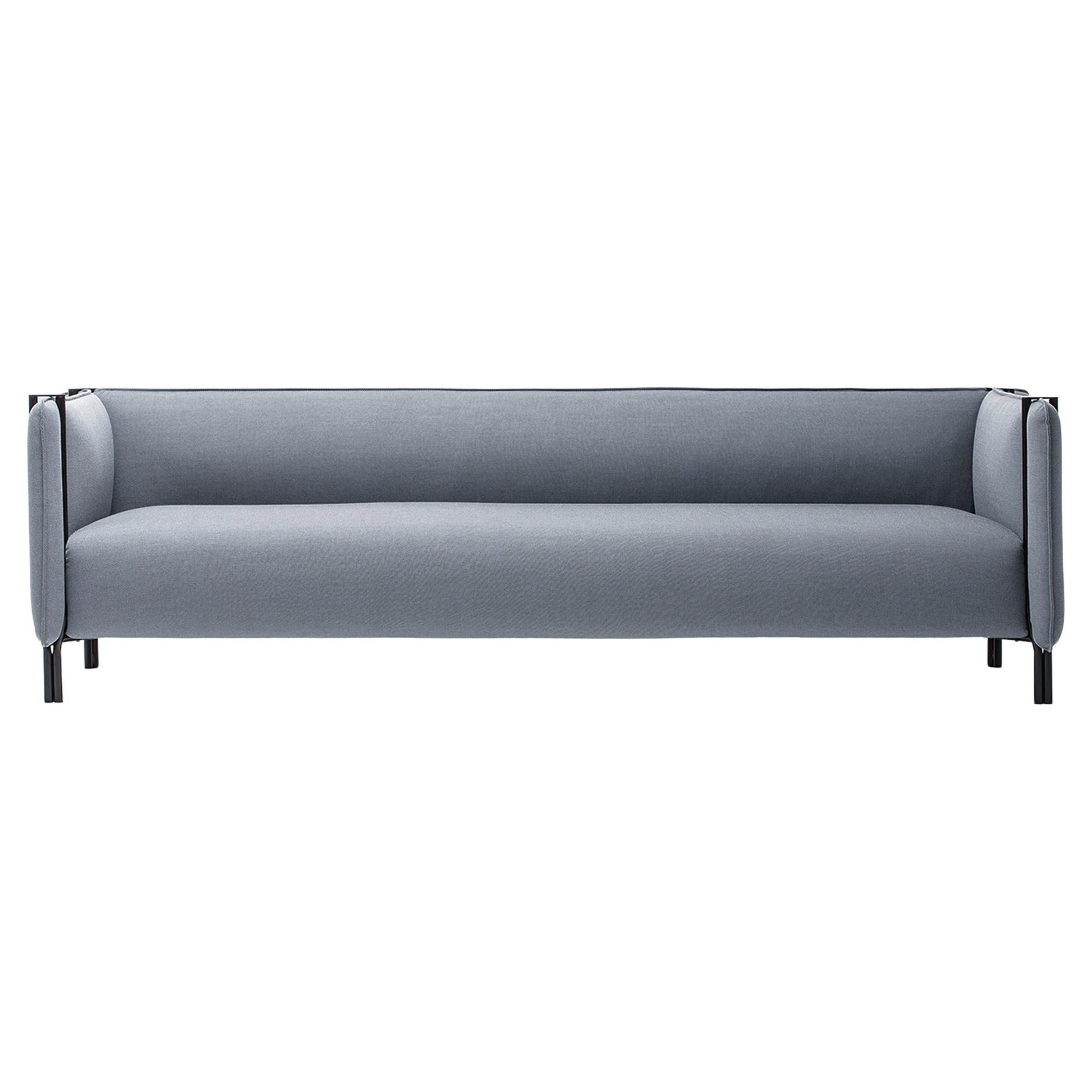 Grand canapé Pinch 3 Seater en tissu d'ameublement confortable avec base noire par Skrivo Design en vente