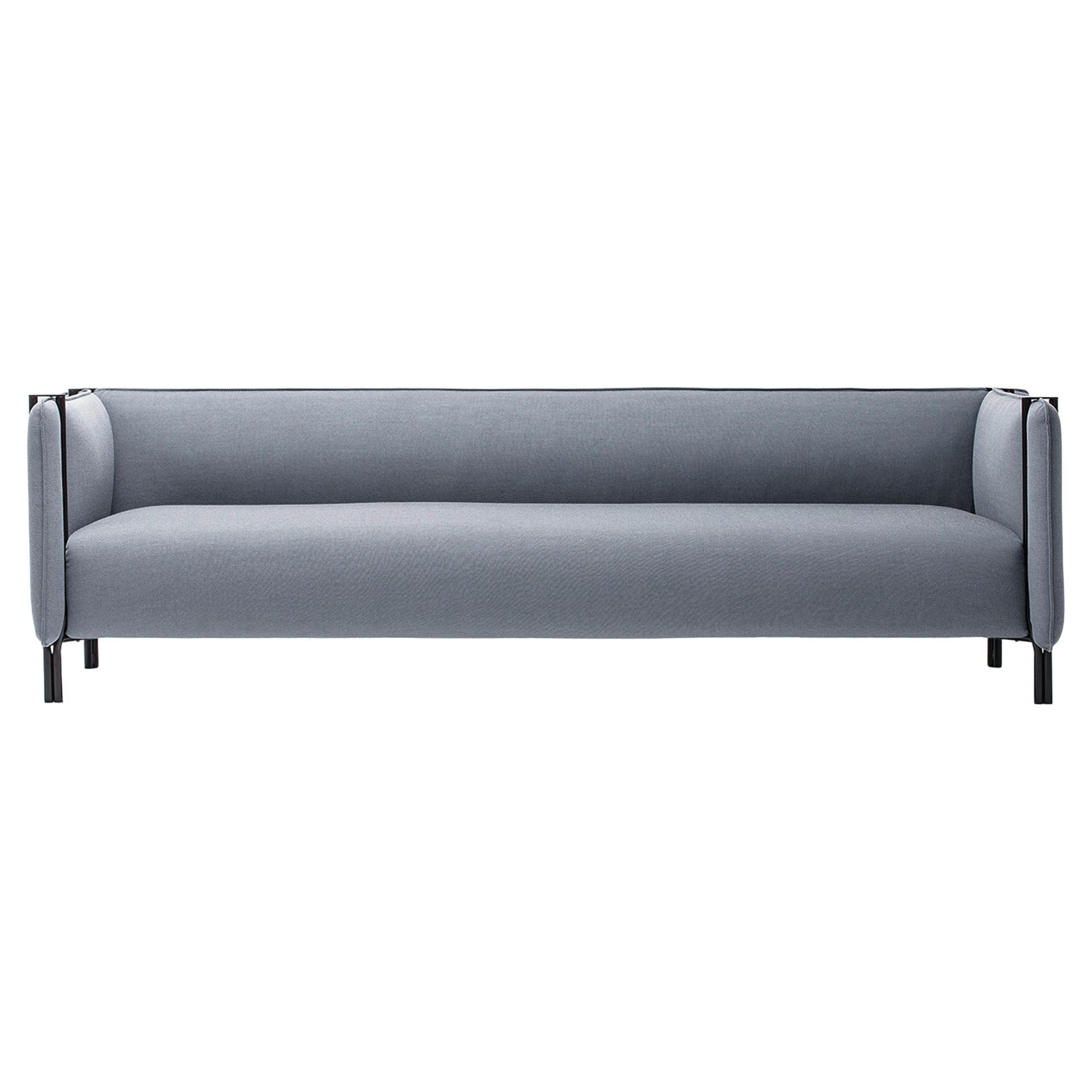 Grand canapé Pinch 3 Seater en tissu d'ameublement confortable avec base noire par Skrivo Design