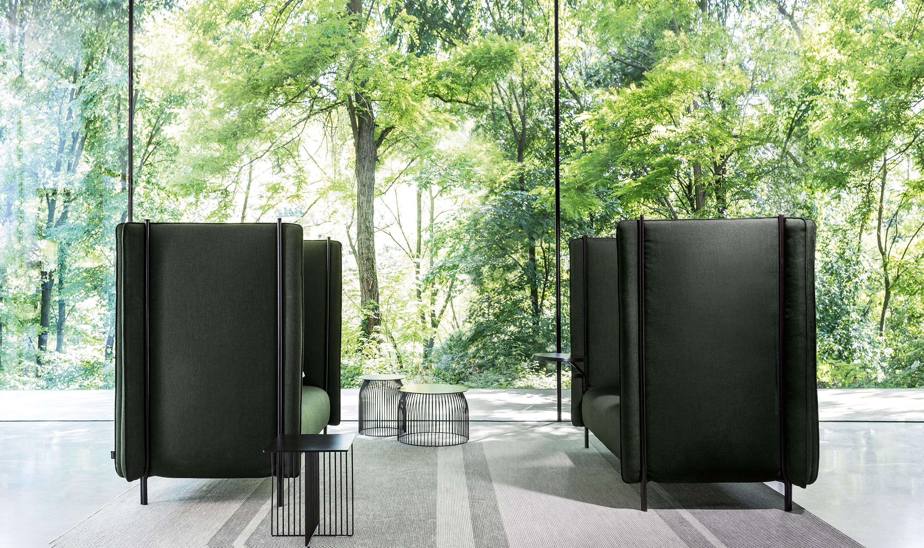 Moderno Divano Pinch in tappezzeria Super Remix 3 con base Plum di Skrivo Design in vendita