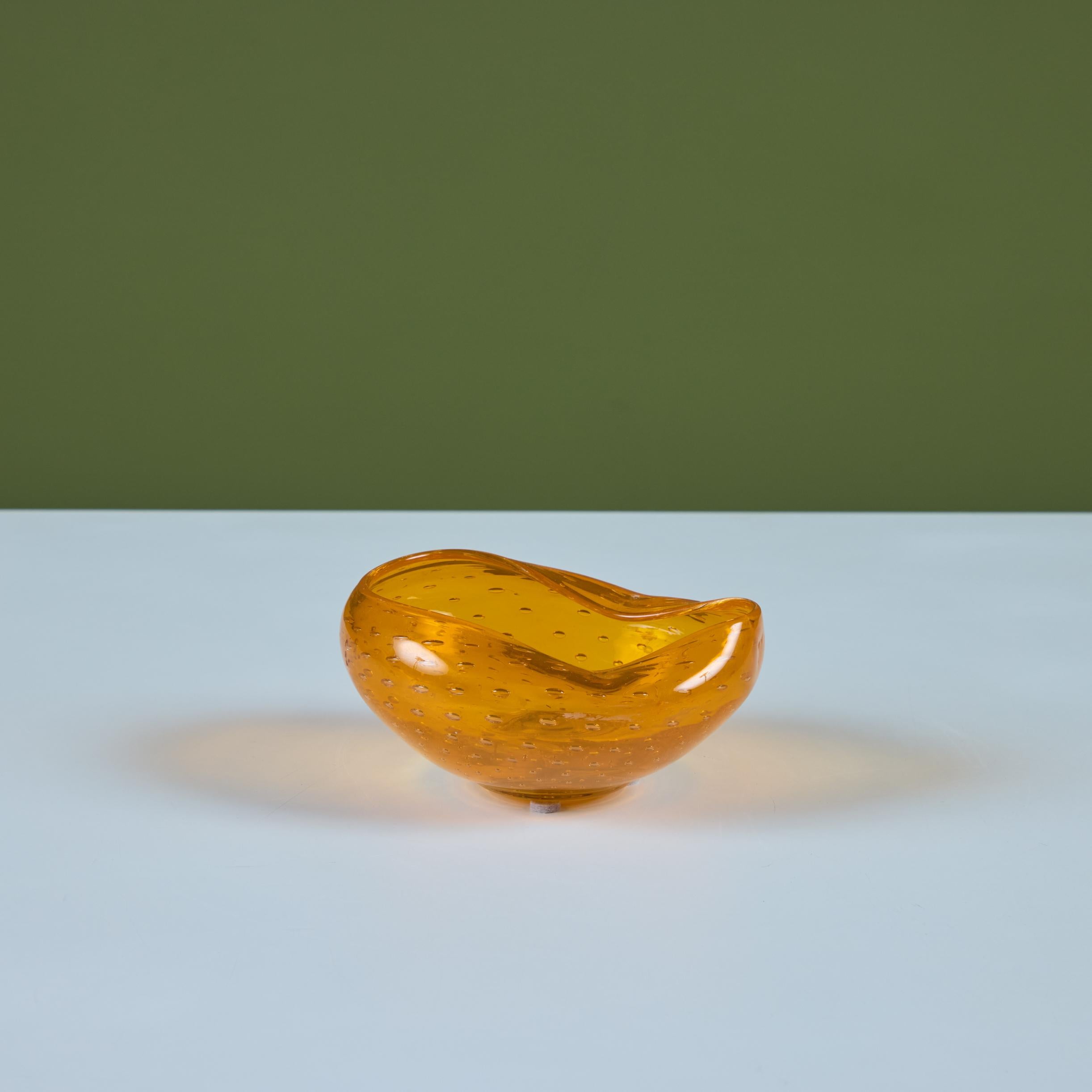 Bol en verre bullé orange pincé en vente 3