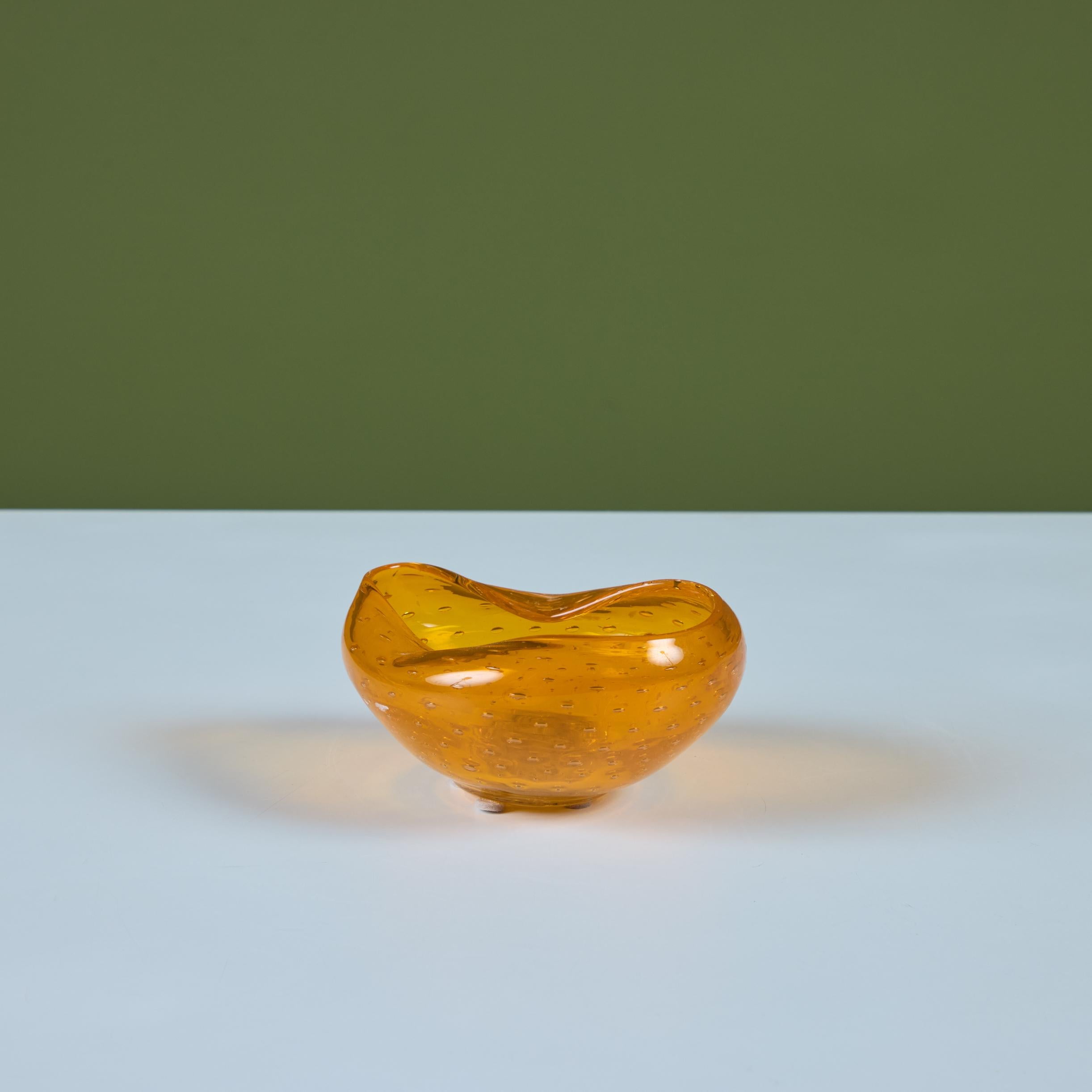 20ième siècle Bol en verre bullé orange pincé en vente