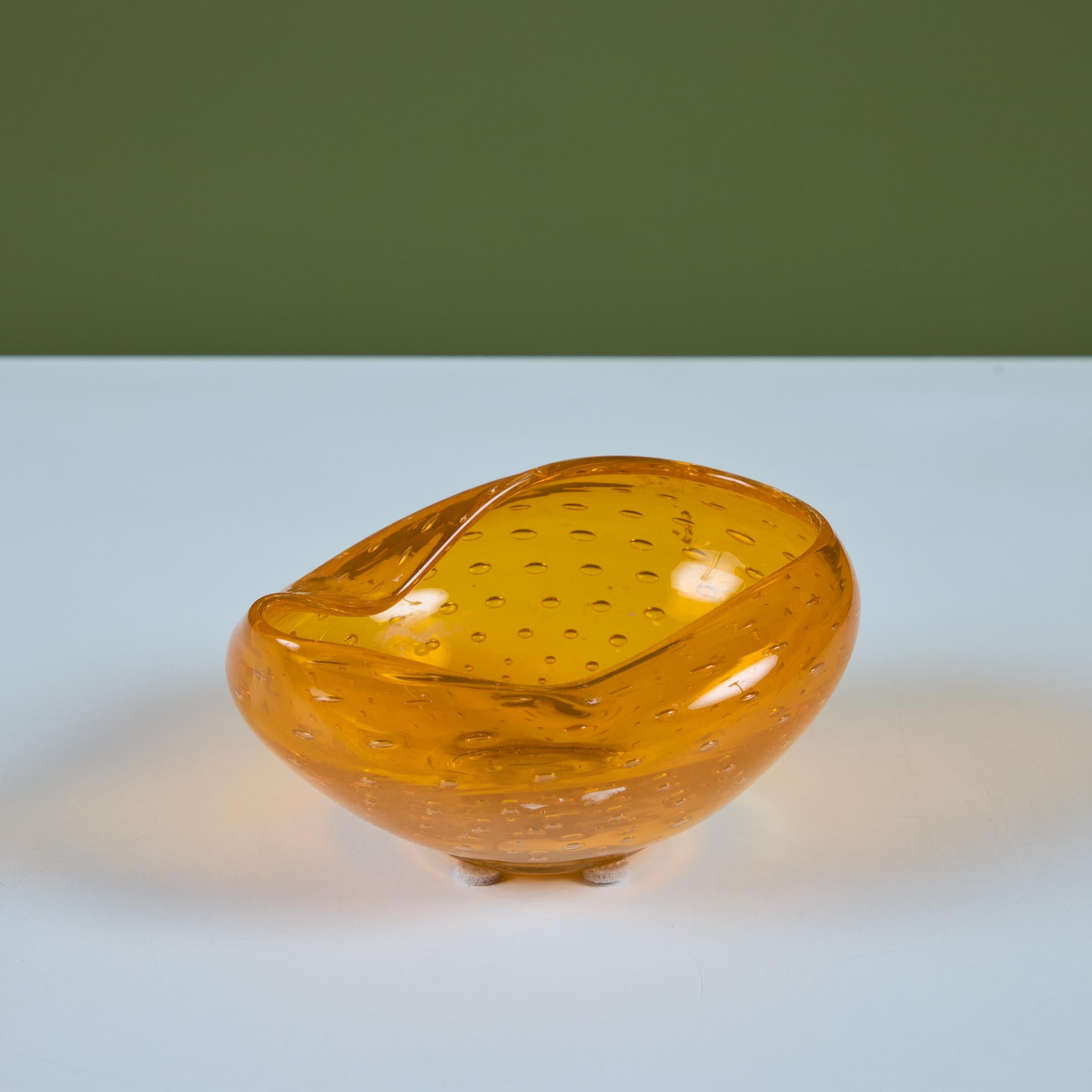 Verre Bol en verre bullé orange pincé en vente