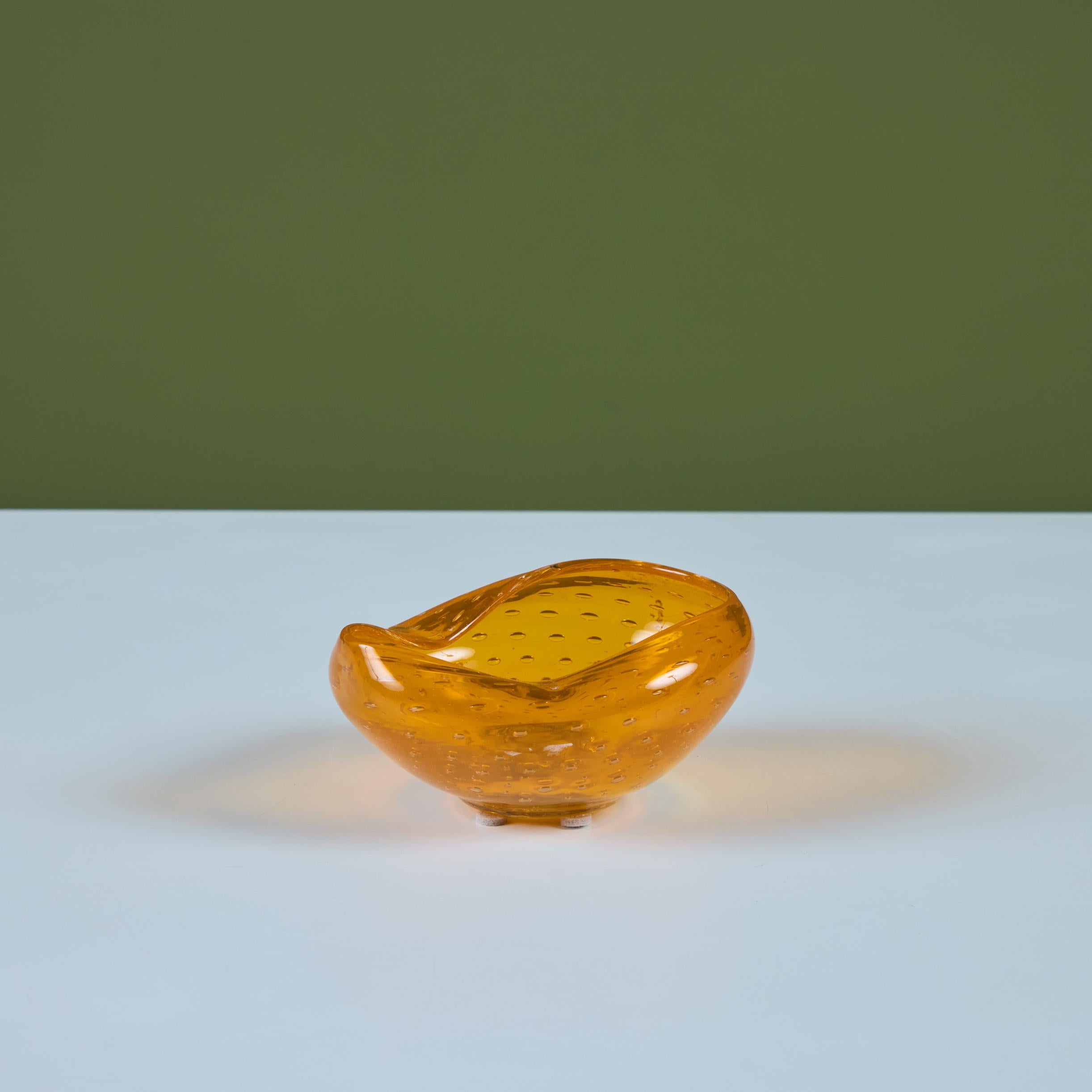 Bol en verre bullé orange pincé en vente 1